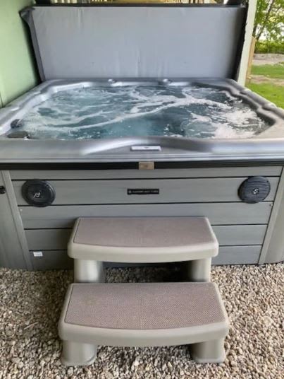 Hot tub for 6 people