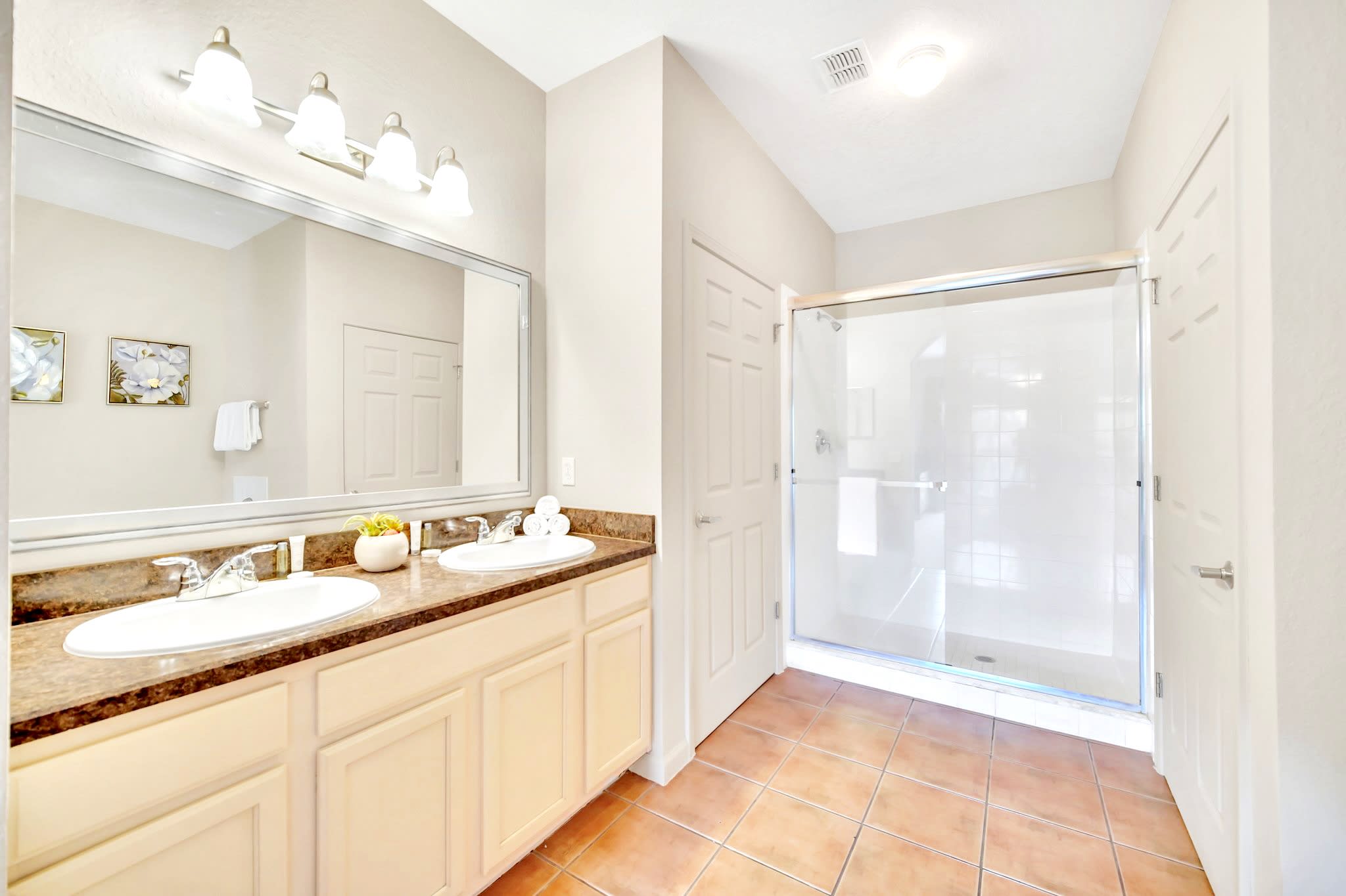 King Bedroom Ensuite Bathroom