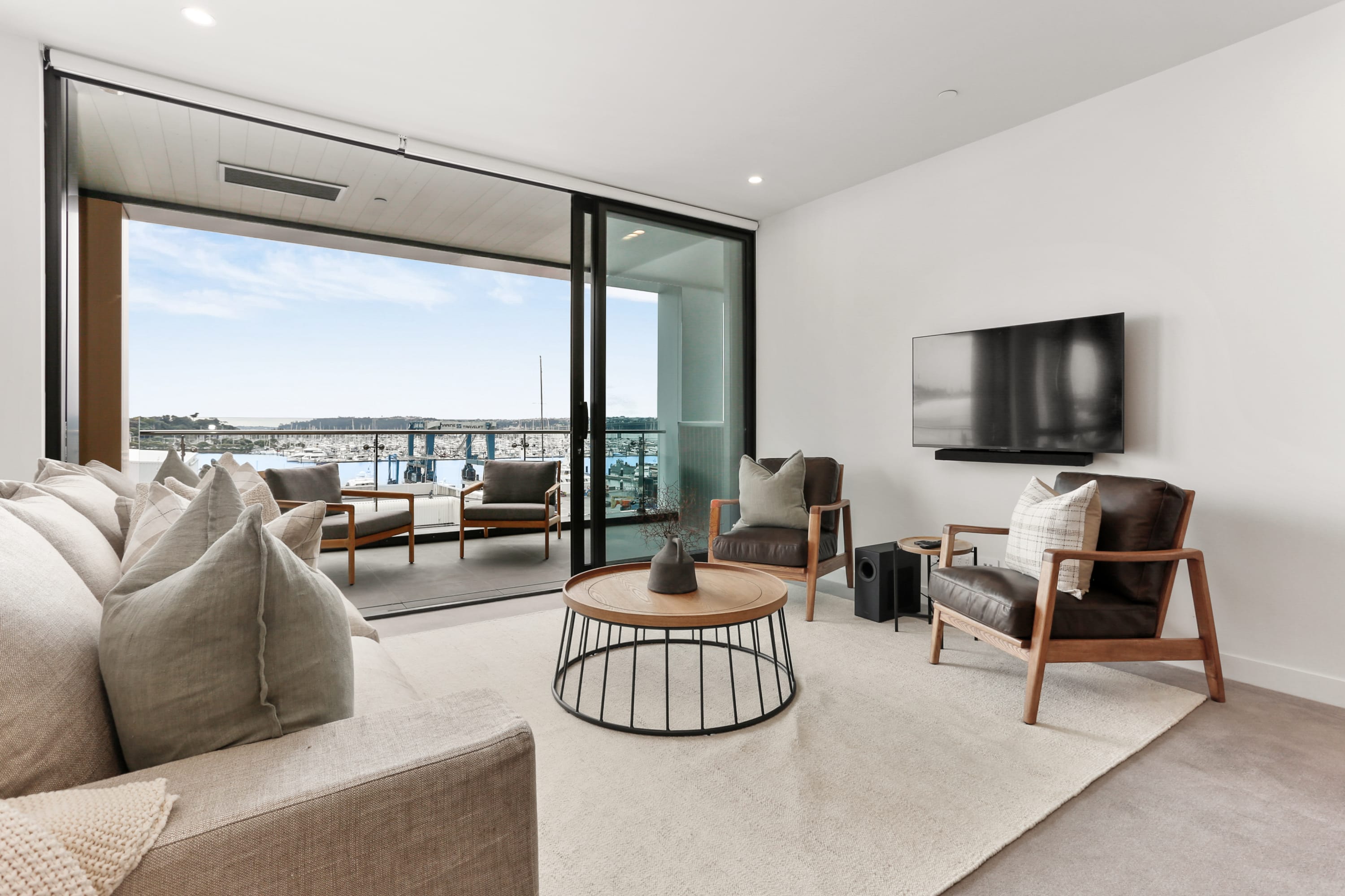 Modern Oasis in Wynyard Quarter - Image 2