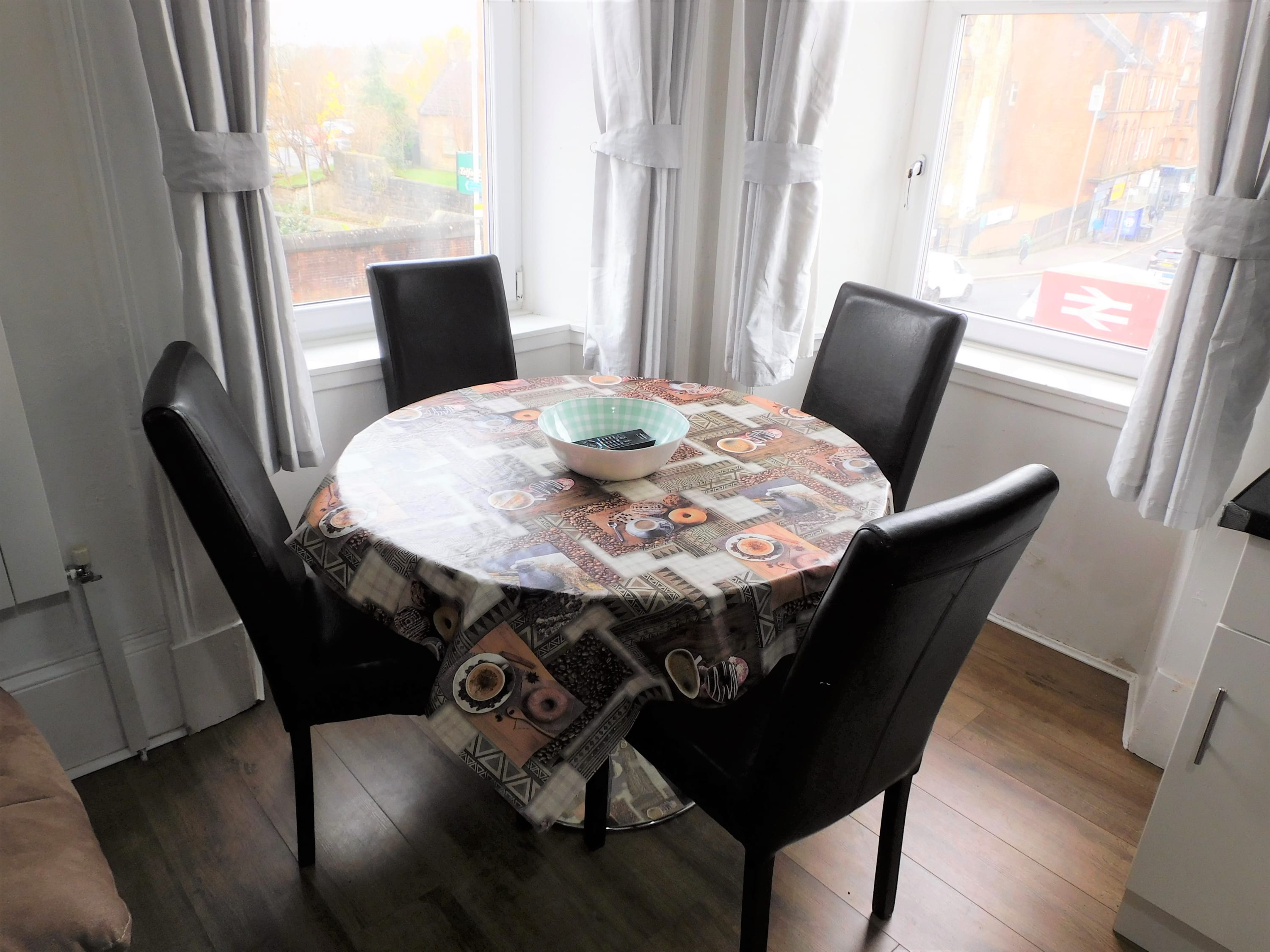 Comfortable 4 bed Apt in Paisley Next to Station