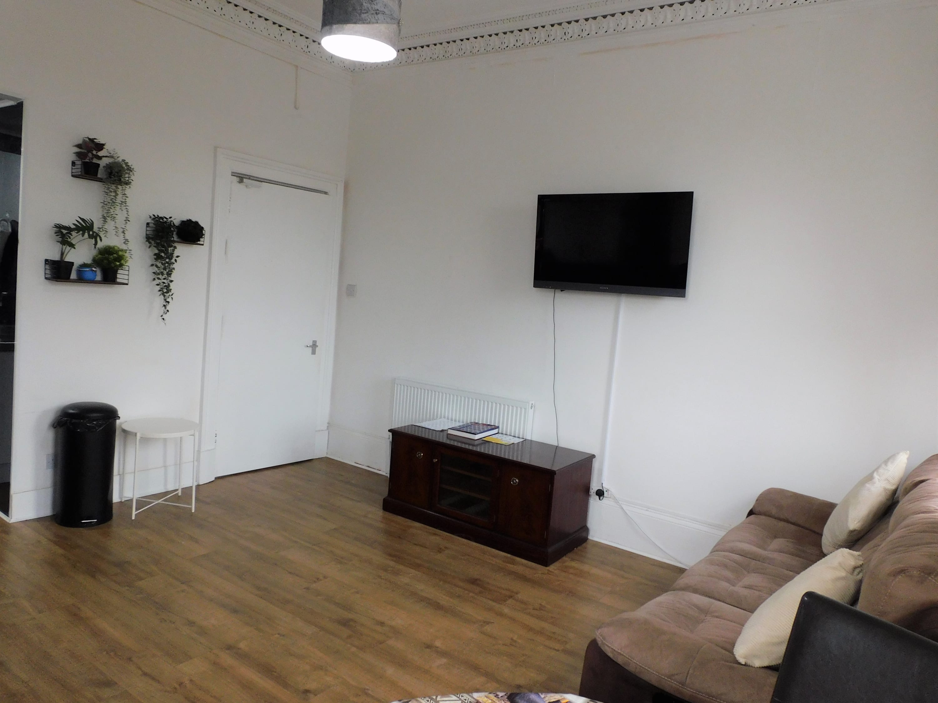 Comfortable 4 bed Apt in Paisley Next to Station