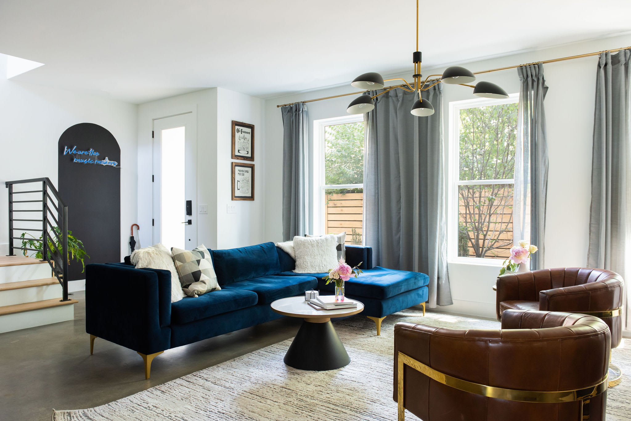 Gated Luxe Home with Rooftop, Bunk Room, & Parking, Sleeps 10 with King Suite, Queen Rooms & Custom Bunks, Chef’s Kitchen w/ Wine Fridge,  Rooftop Patio, Dog Friendly, Dedicated Parking, Mins from Downtown and Broadway, 24 Hour Hospitality — Nashville, TN — vacation rental