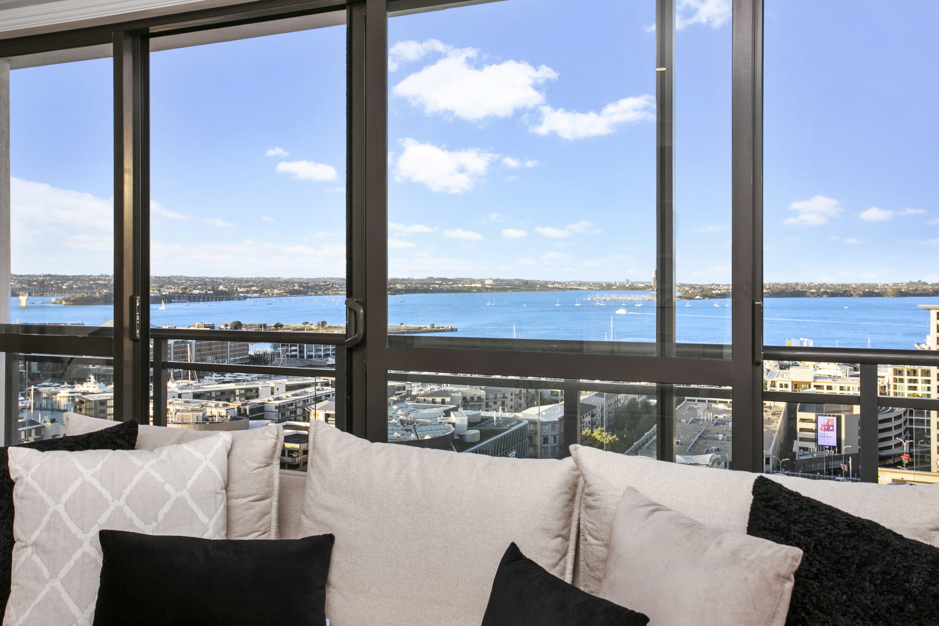 Large penthouse w open living and expansive views - Image 4