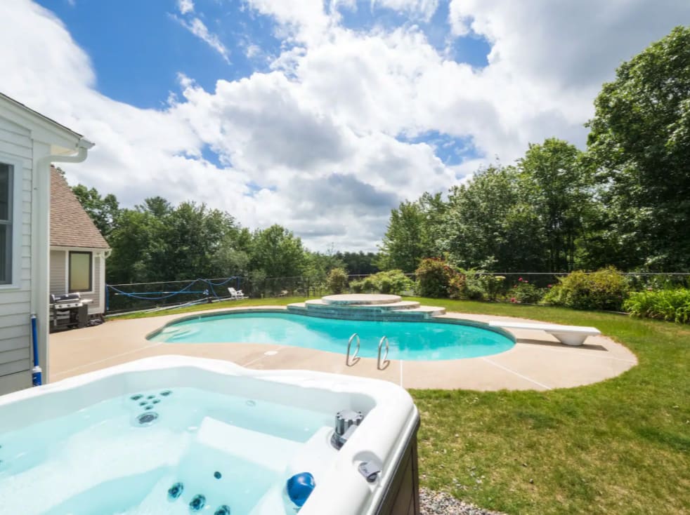 Hot Tub and pool!