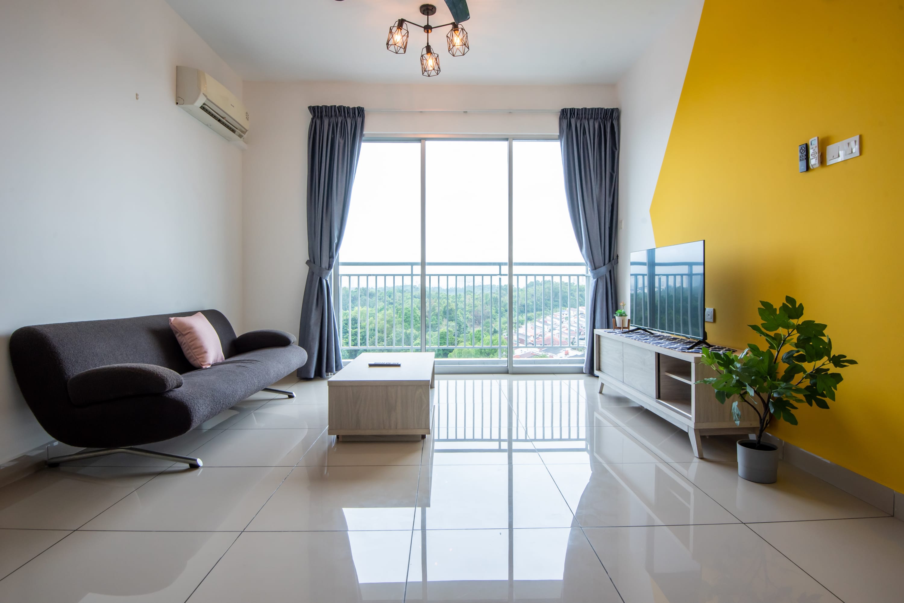 Bright & Modern 3BR Suite, FREE Parking — Johor Bahru, Johor — vacation rental