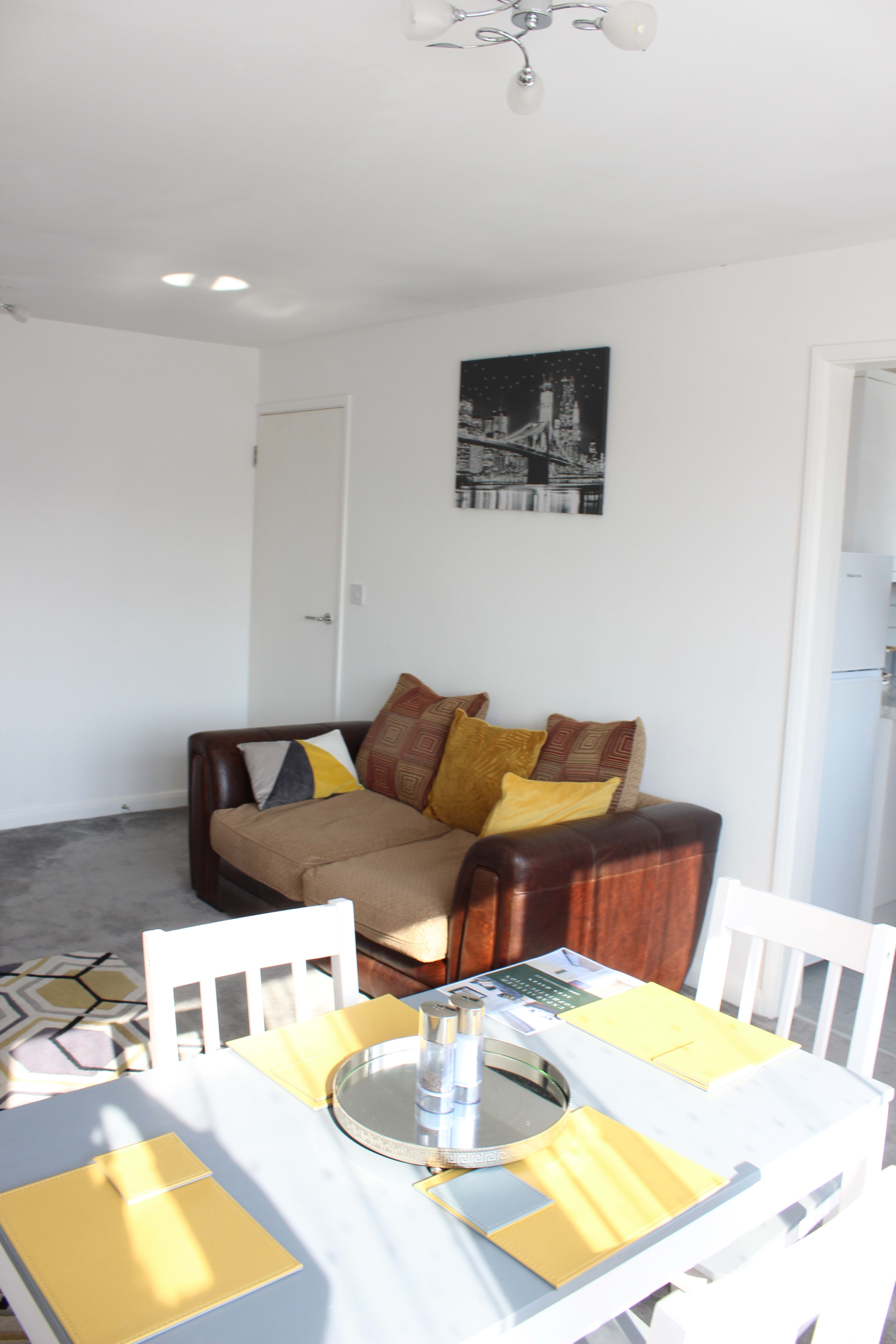 Stunning Spacious Contemporary 2 Bedroom Flat near Heathrow Airport