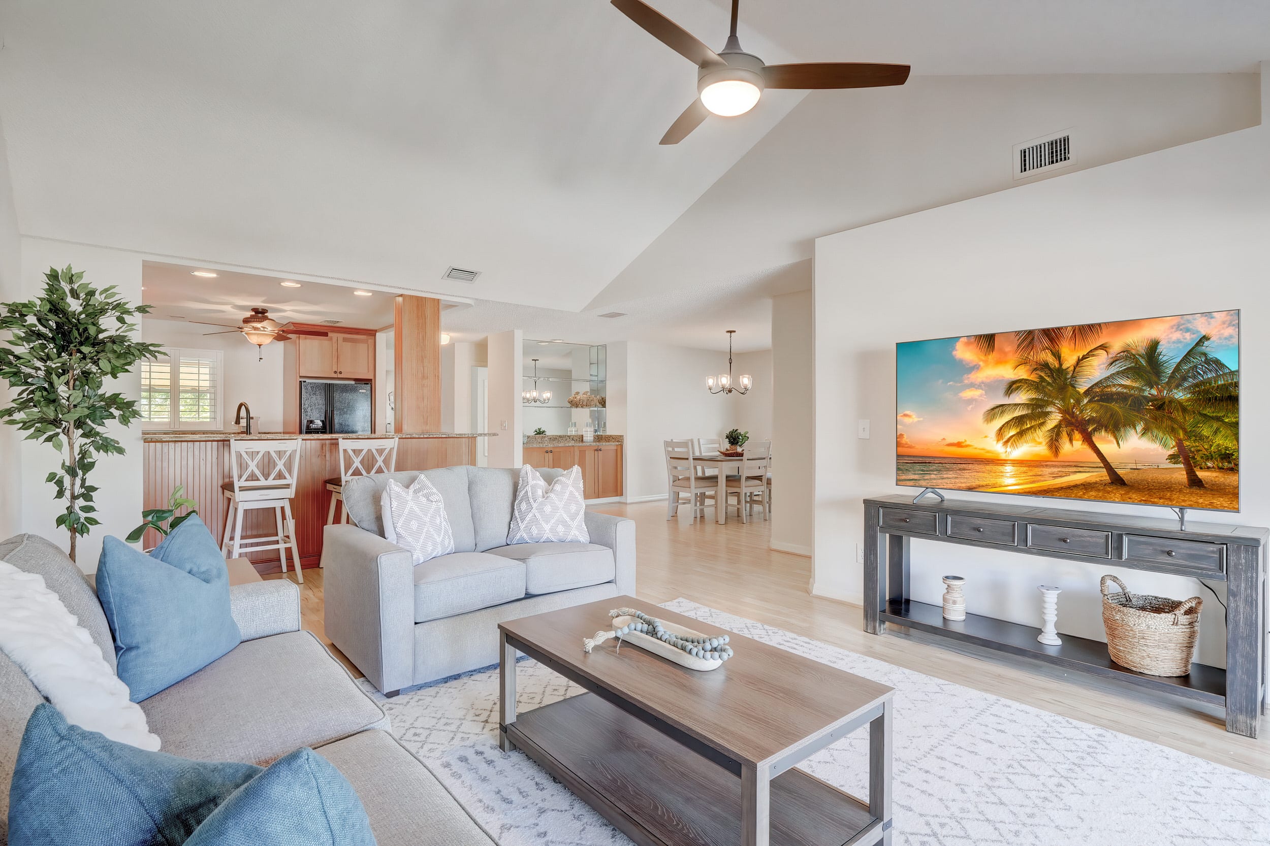 A 2 Waterfront Condo Near Naples Bay Beaches | Photo 3