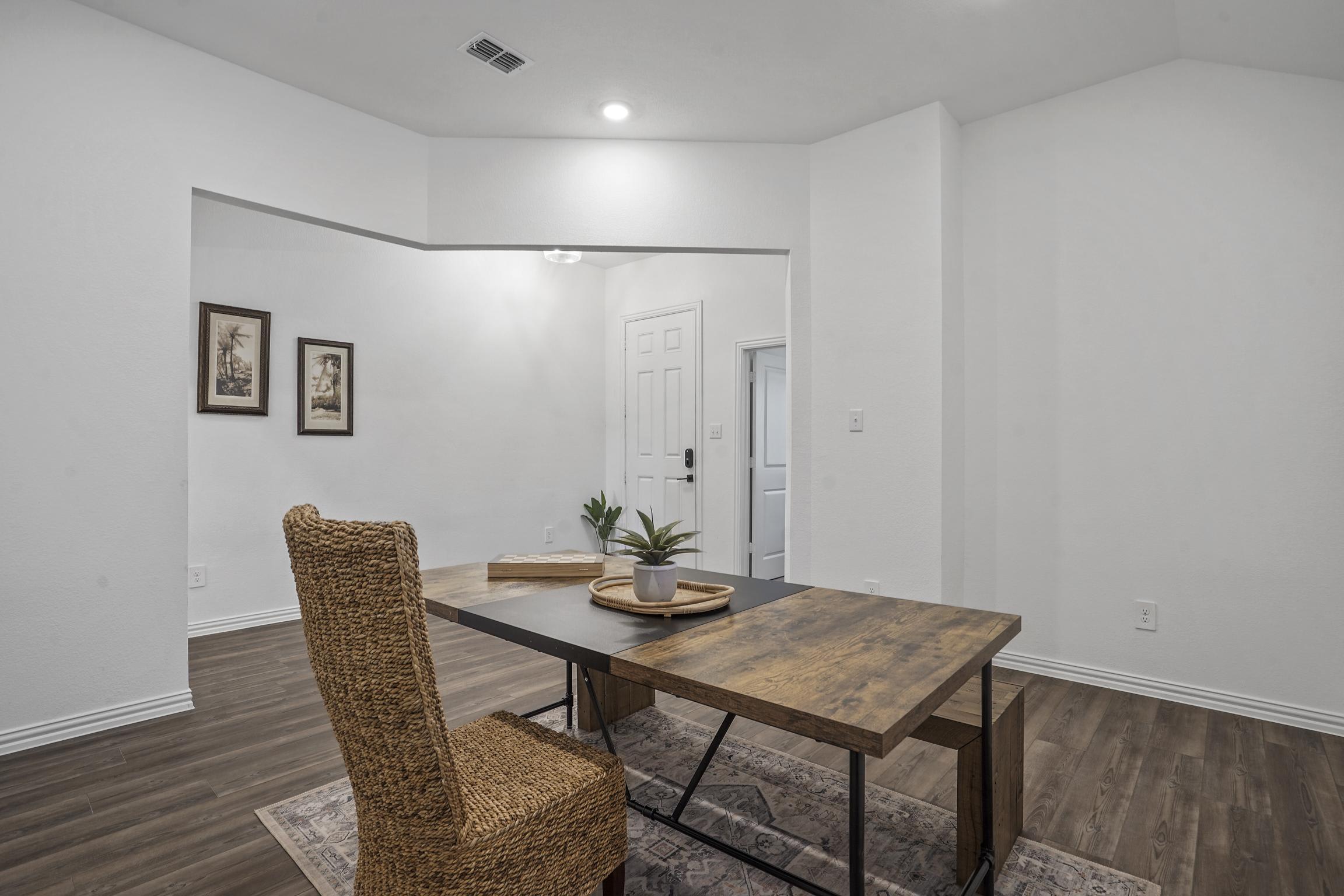 Dining room or office space, you decide!