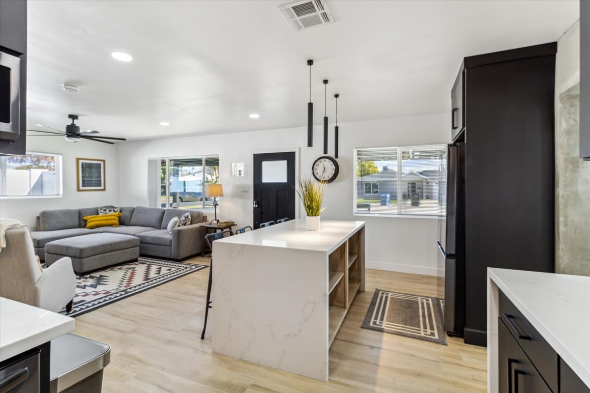 ..Modern, granite countertops ...