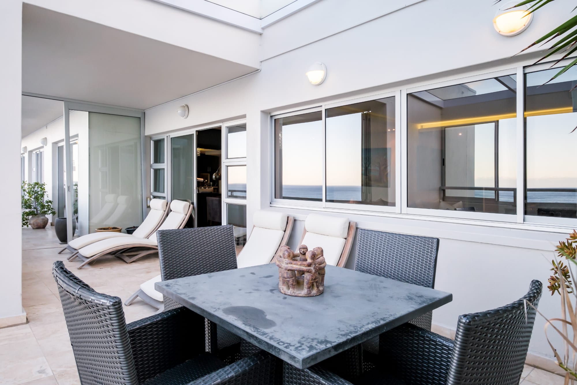 Gorgeous Clifton Holiday Apartment w Ocean Views Dunmore Skies | Photo 3