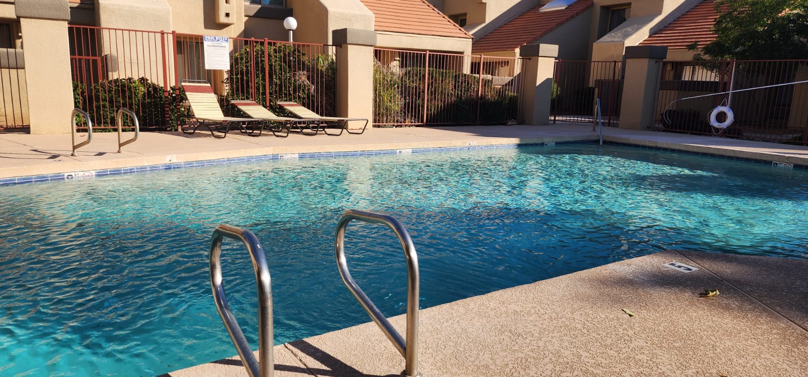 Cozy condo near MCC, pool, covered parking — Mesa, AZ — vacation rental