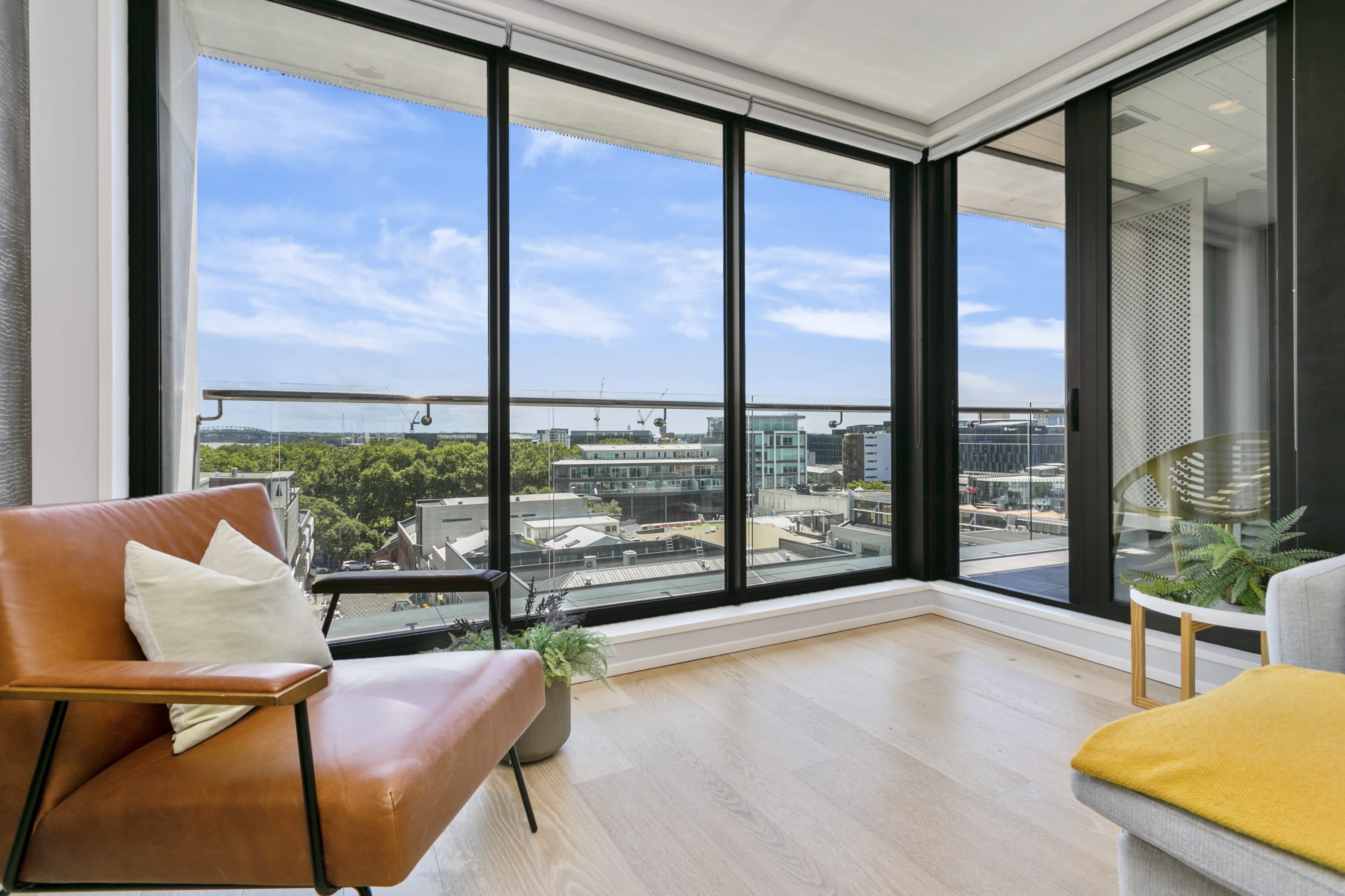 Laid back living with city views - Image 4