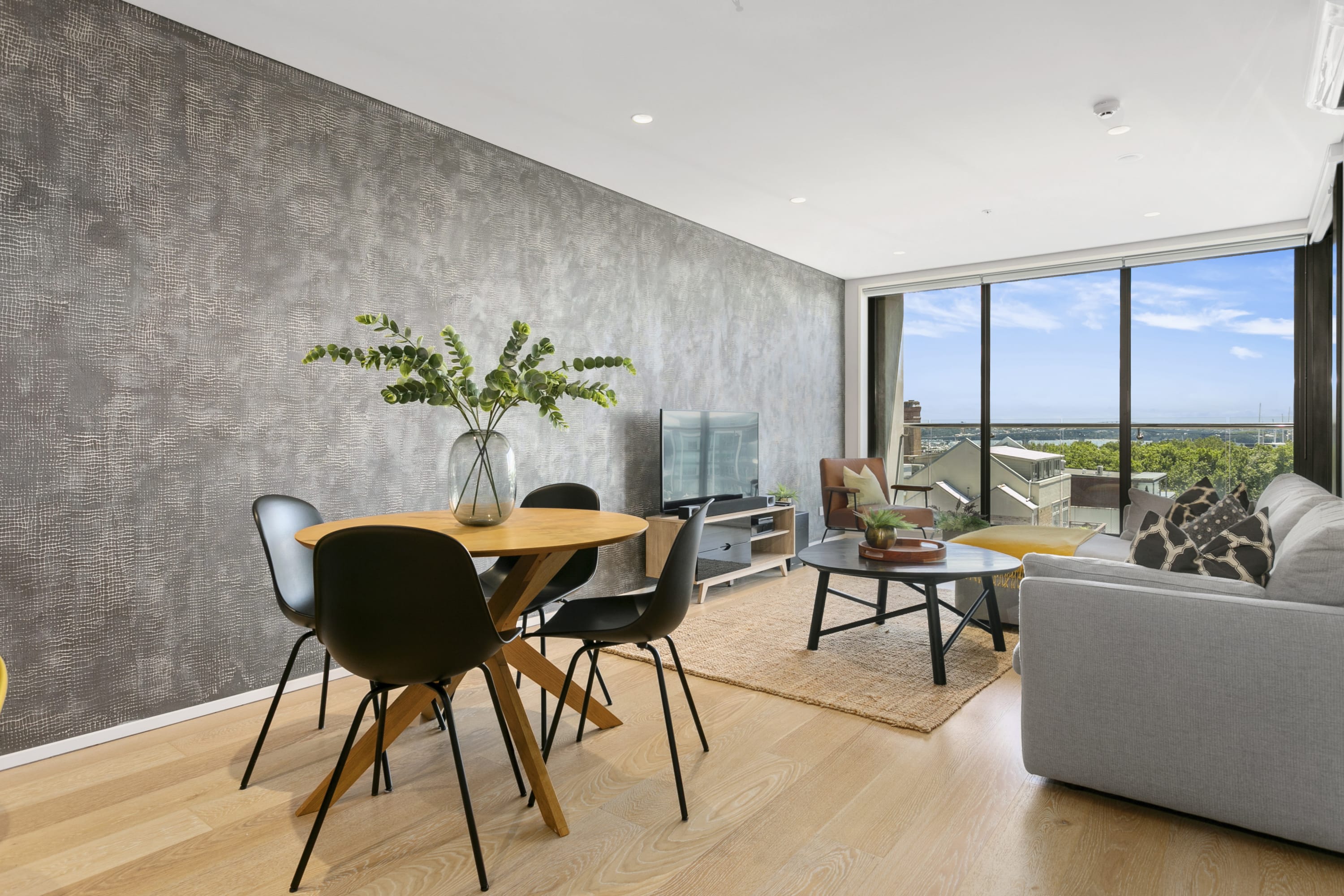 Laid-back Living with Views in Victoria Park - Image 2