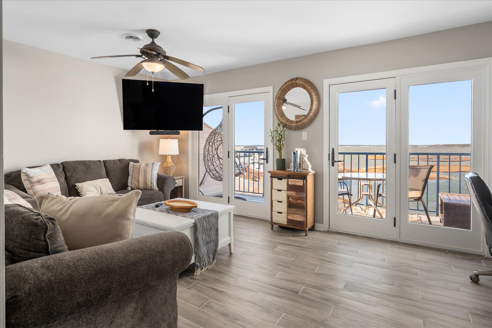 Beautiful Three Bedroom Bayfront Condo with a Pool