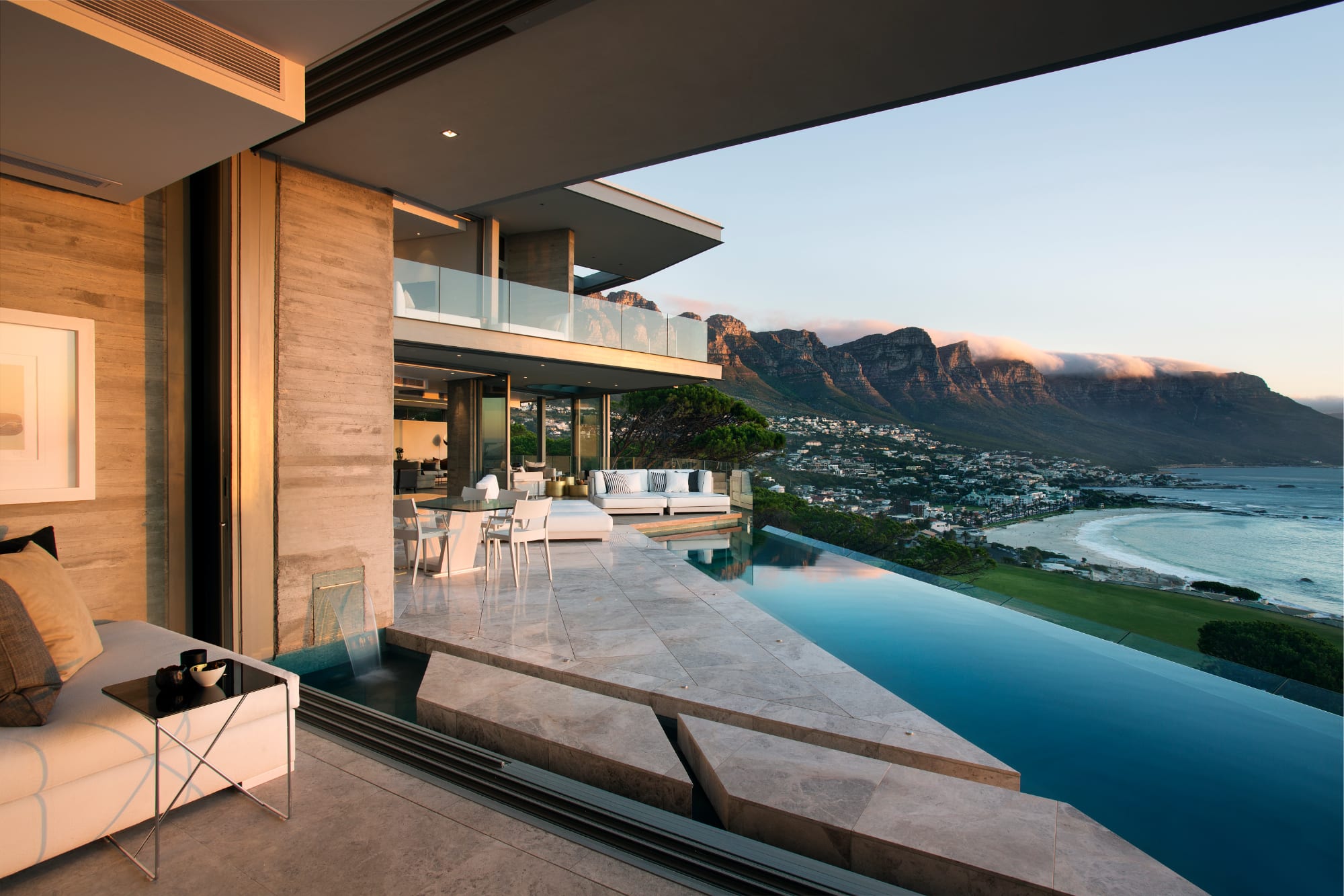 Magnificent Villa in an Exclusive Suburb Luxus Villa
