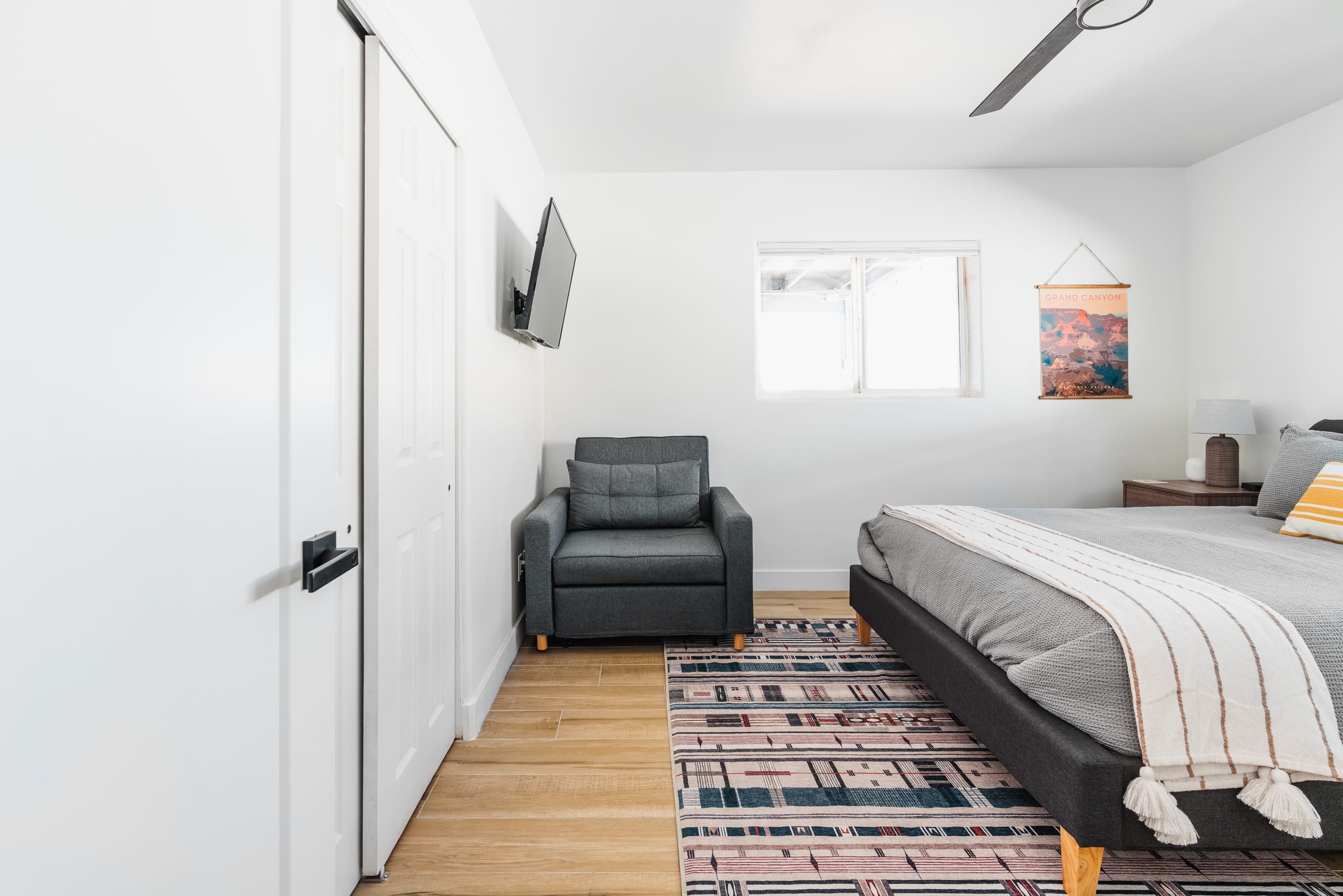 Queen bedroom with child's pull out bed