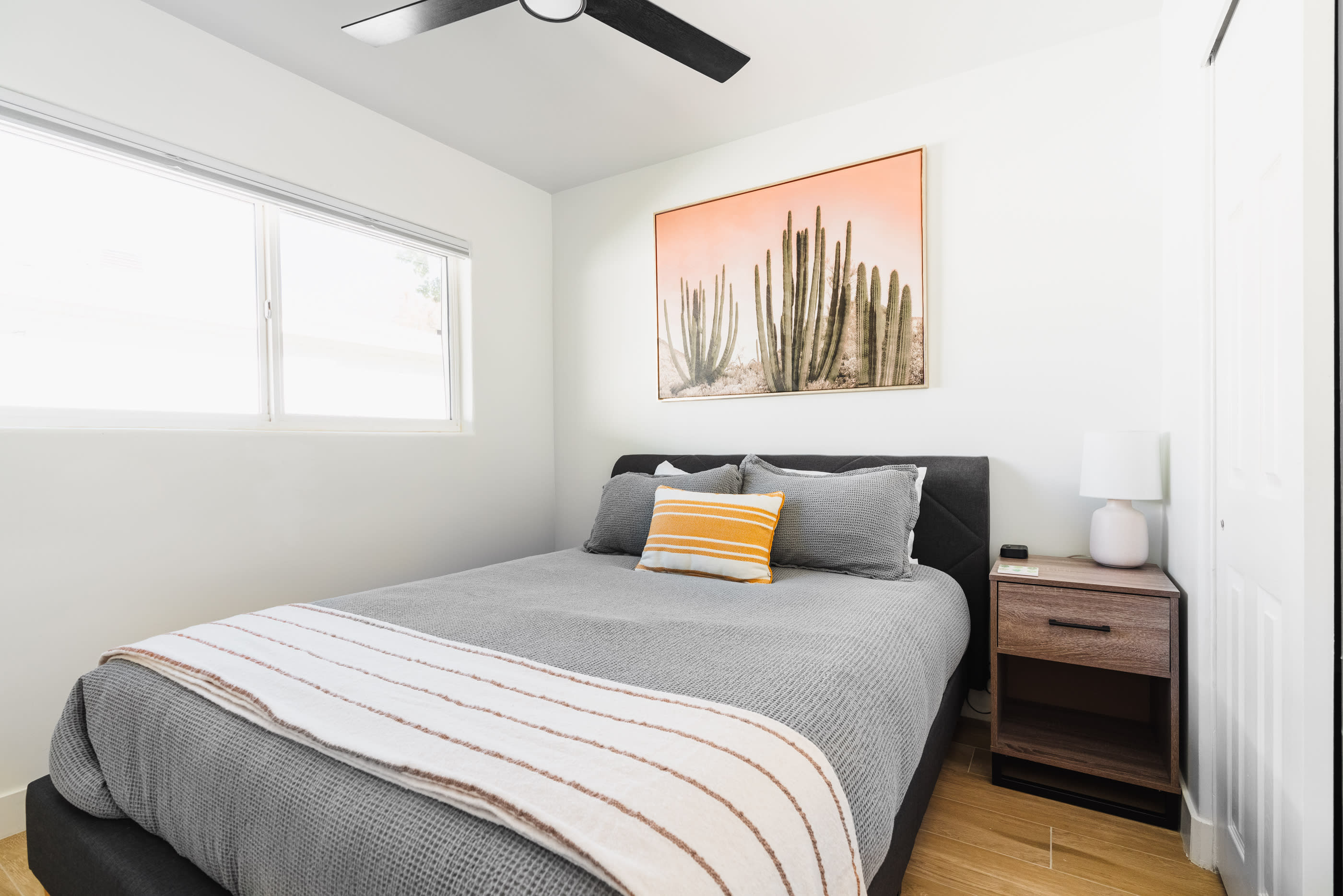 Queen bedroom 1 with Smart TV