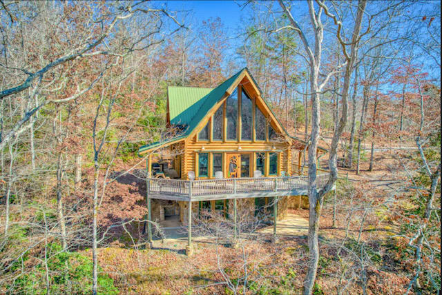 The Climbing Bear Cabin, with 4 bedrooms and 3.5 bathrooms, sweeping river and mountain views has everything you need for the ideal family (or friends) vacation.