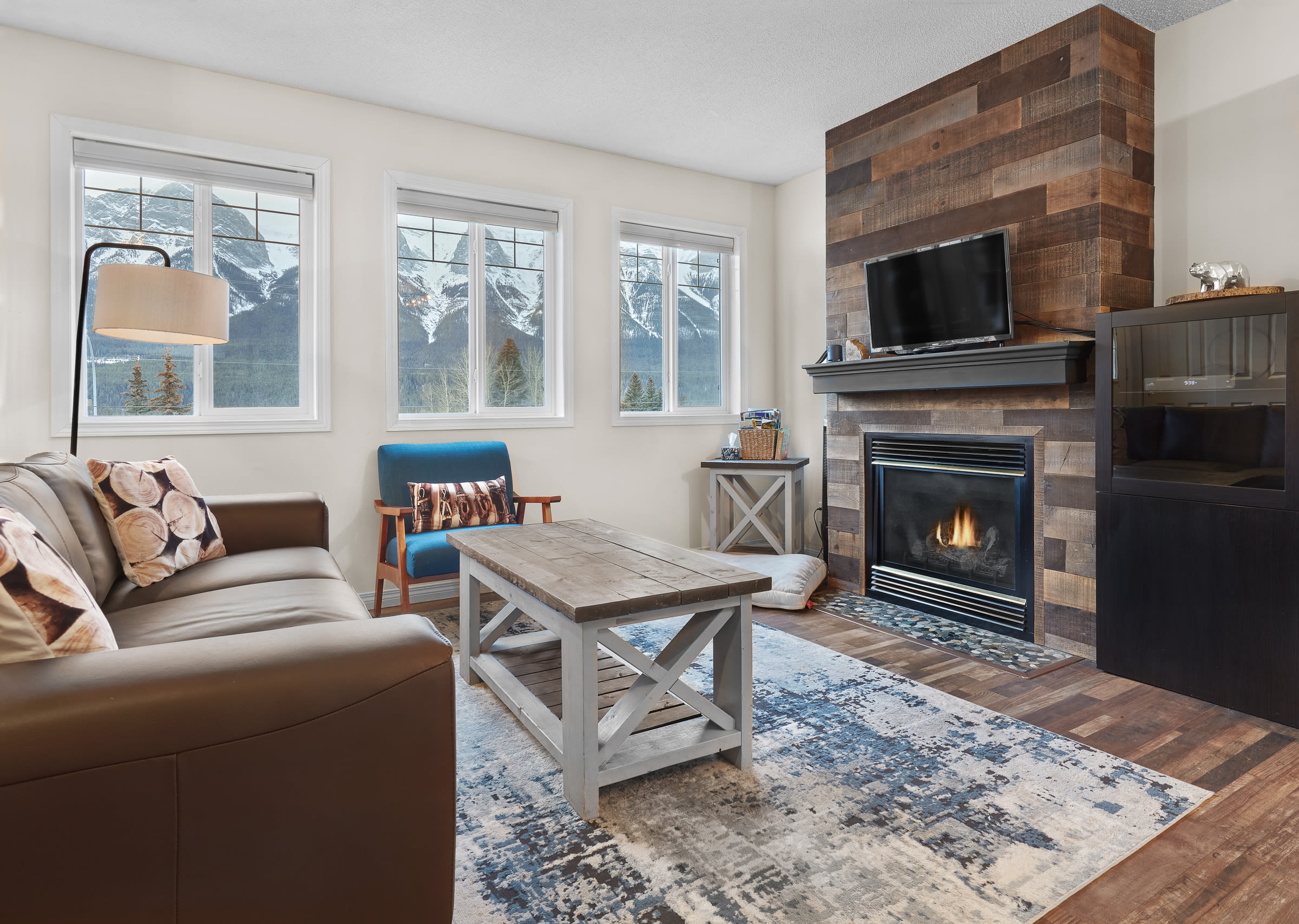 Mountain Views And Hot Tub Access - Bright Cozy Retreat - Canadá