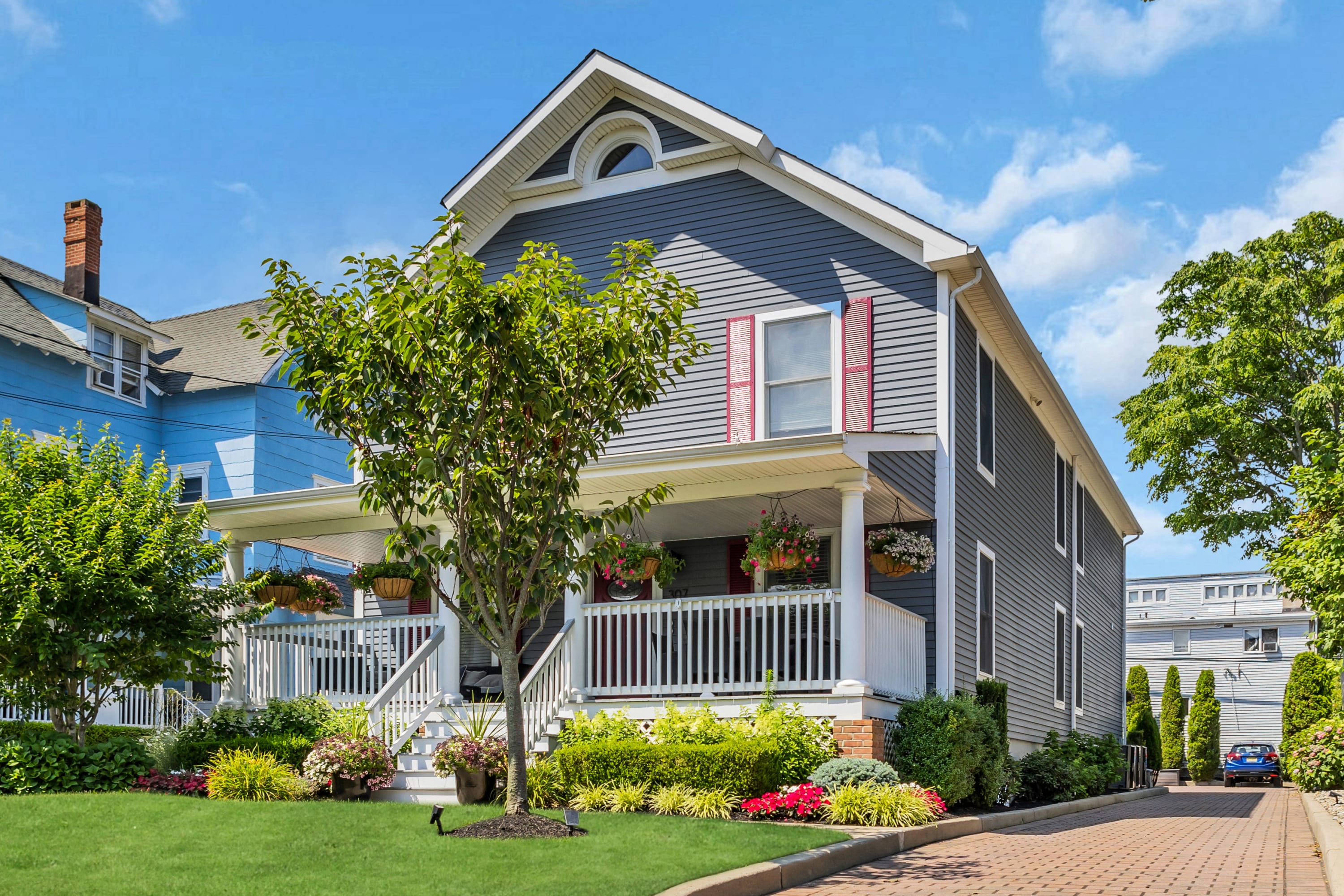 3 BR Apt, 2 Blks to Bch, Parking and Beach Passes!