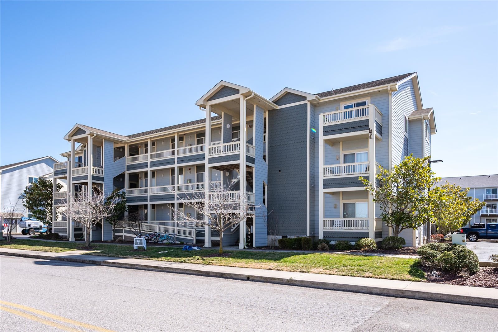 Waterfront Three Bedroom Condo with Pool | Photo 3