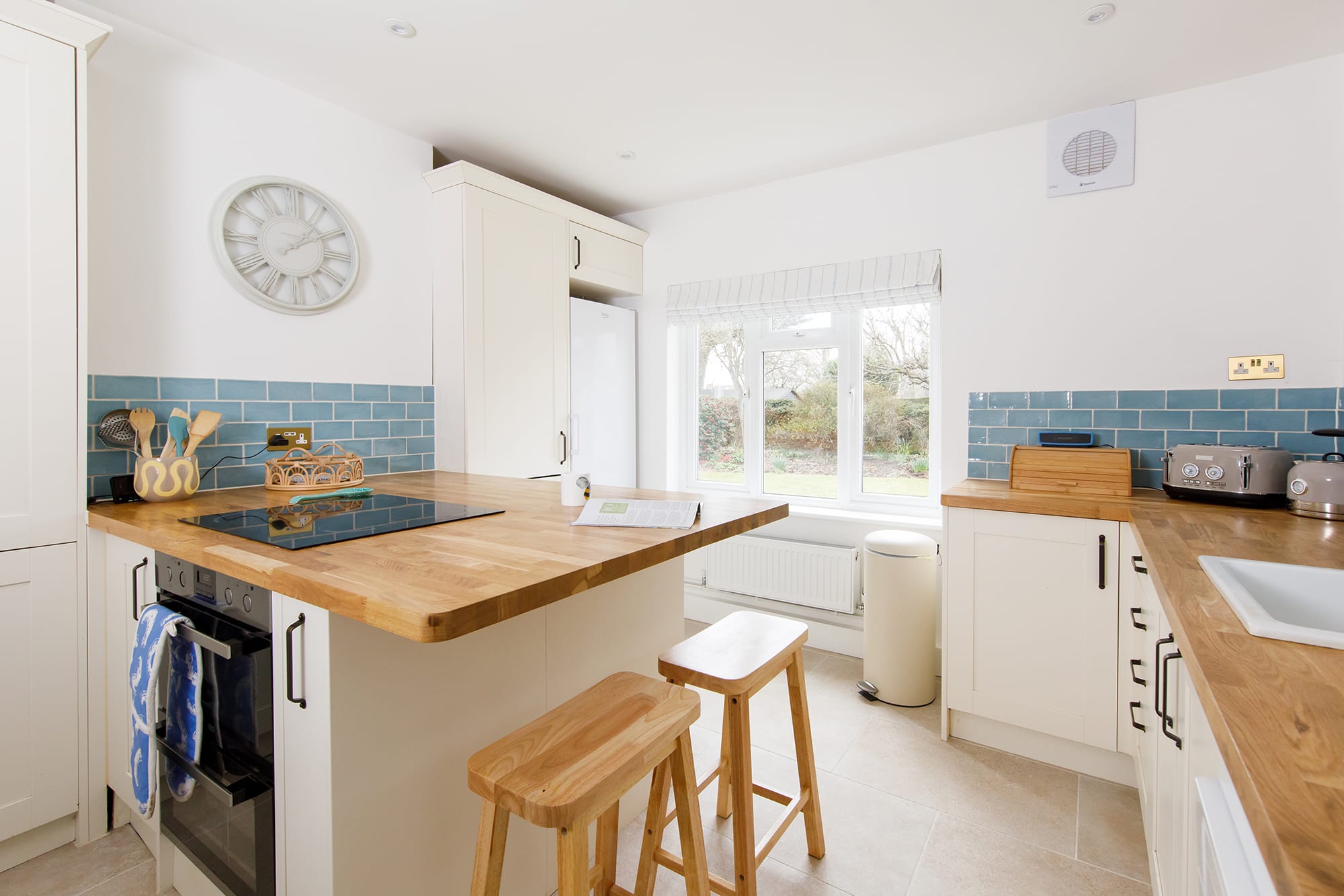 The pretty kitchen has everything you need to prepare meals, drinks and picnics.