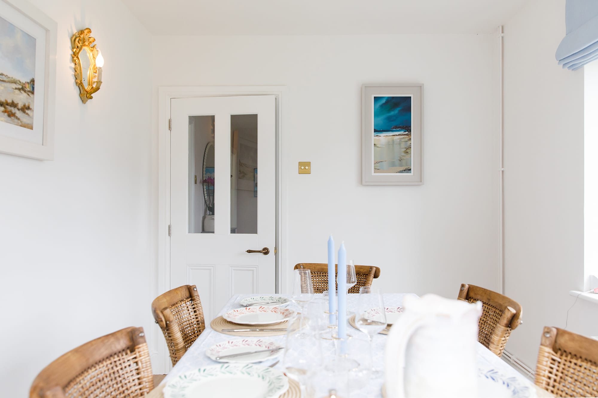 The dining table seat 6 guests.