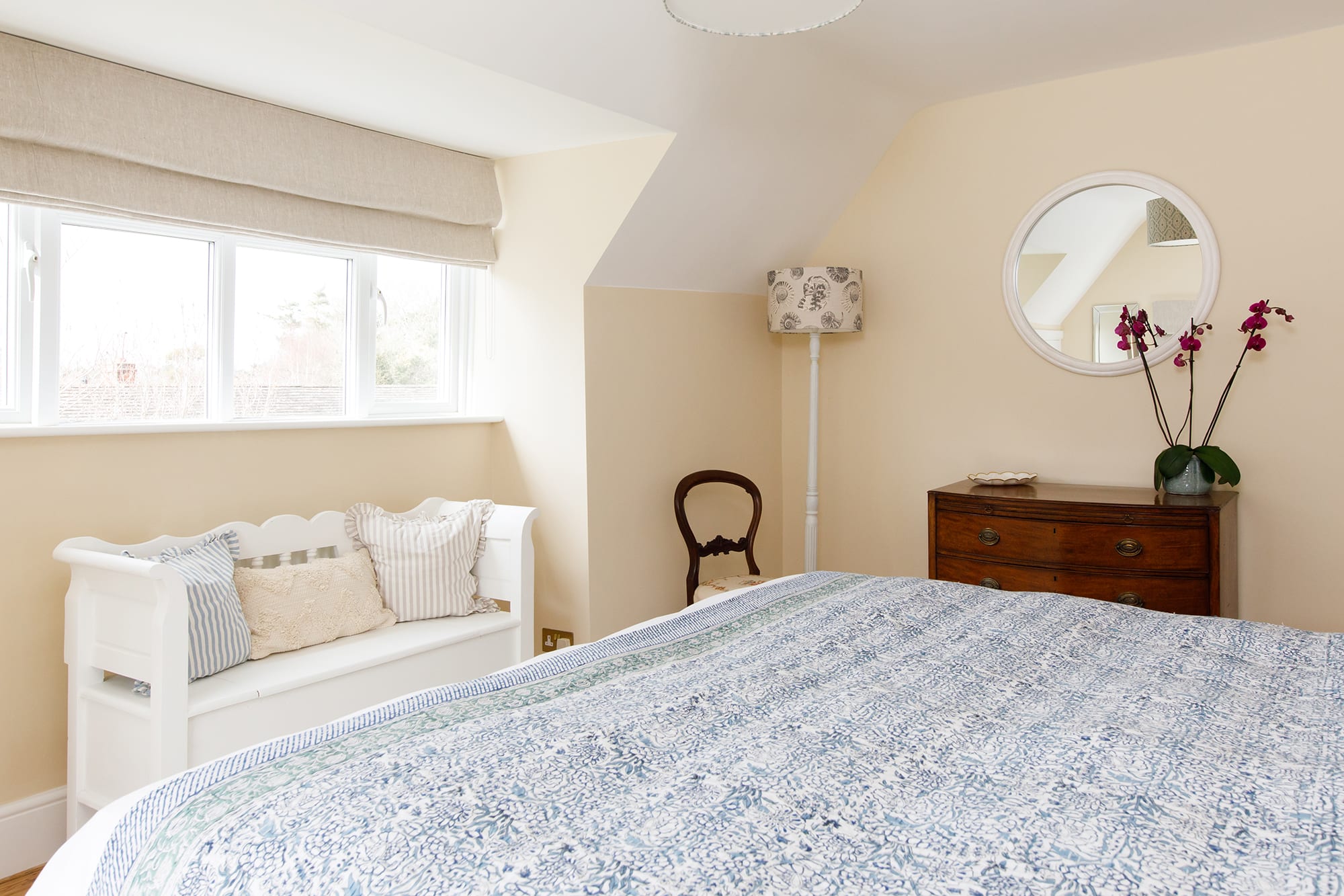 You'll find pretty cushions and linen in all rooms.