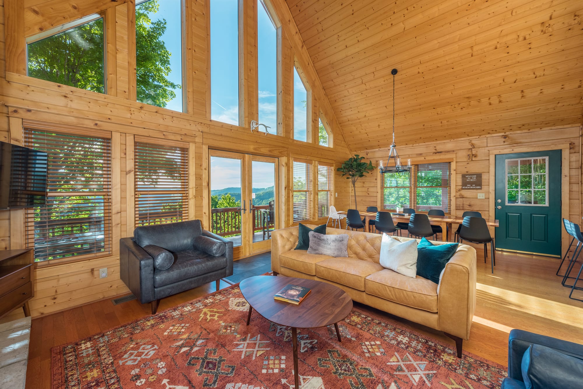 Cabin 1 - Open concept living, rining and kitchen with amazing views!