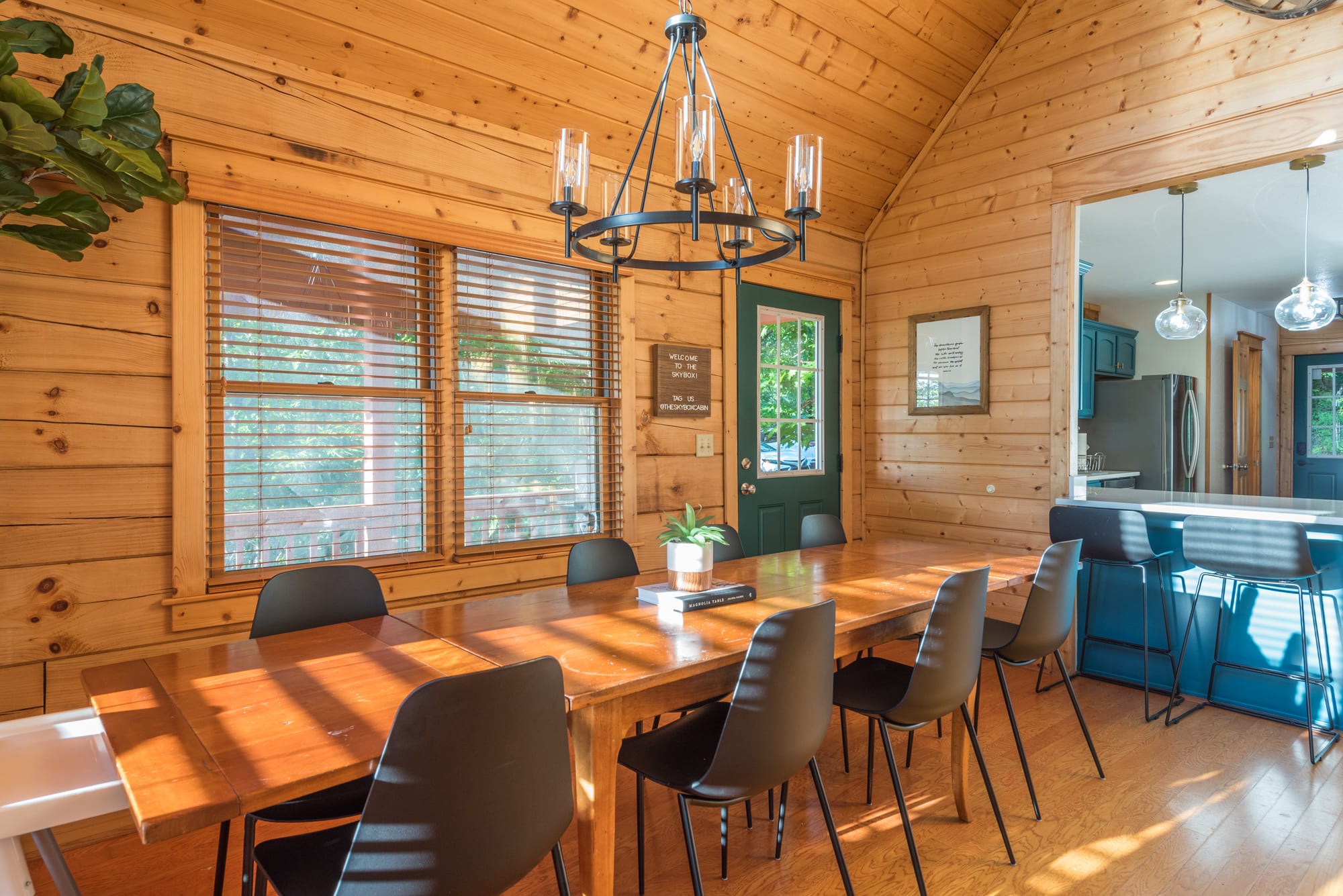 Cabin 1 - Large dining table for everyone!