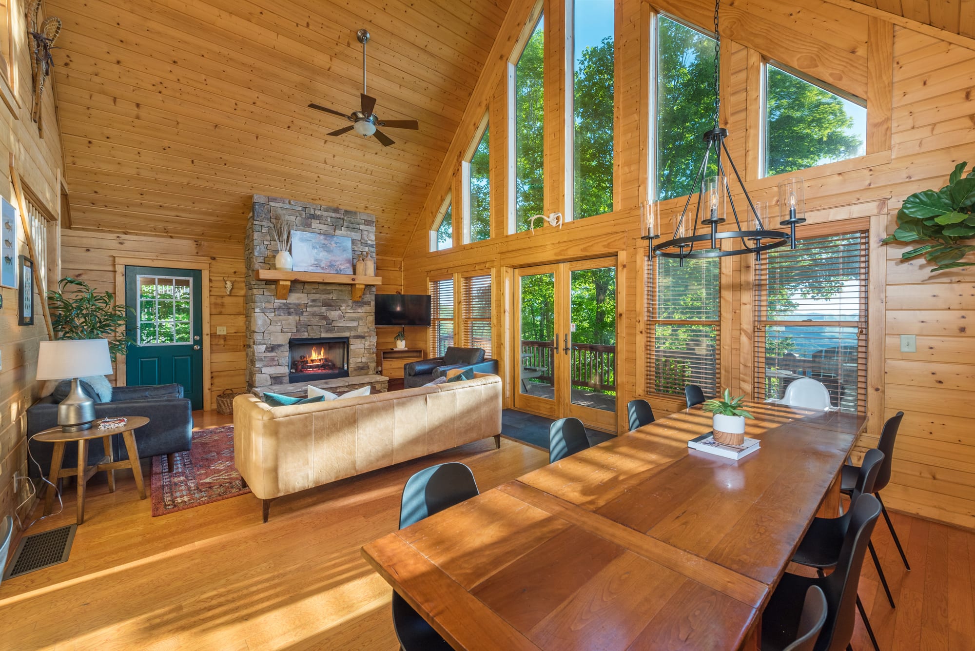 Cabin 1 - Open concept living, rining and kitchen with amazing views!