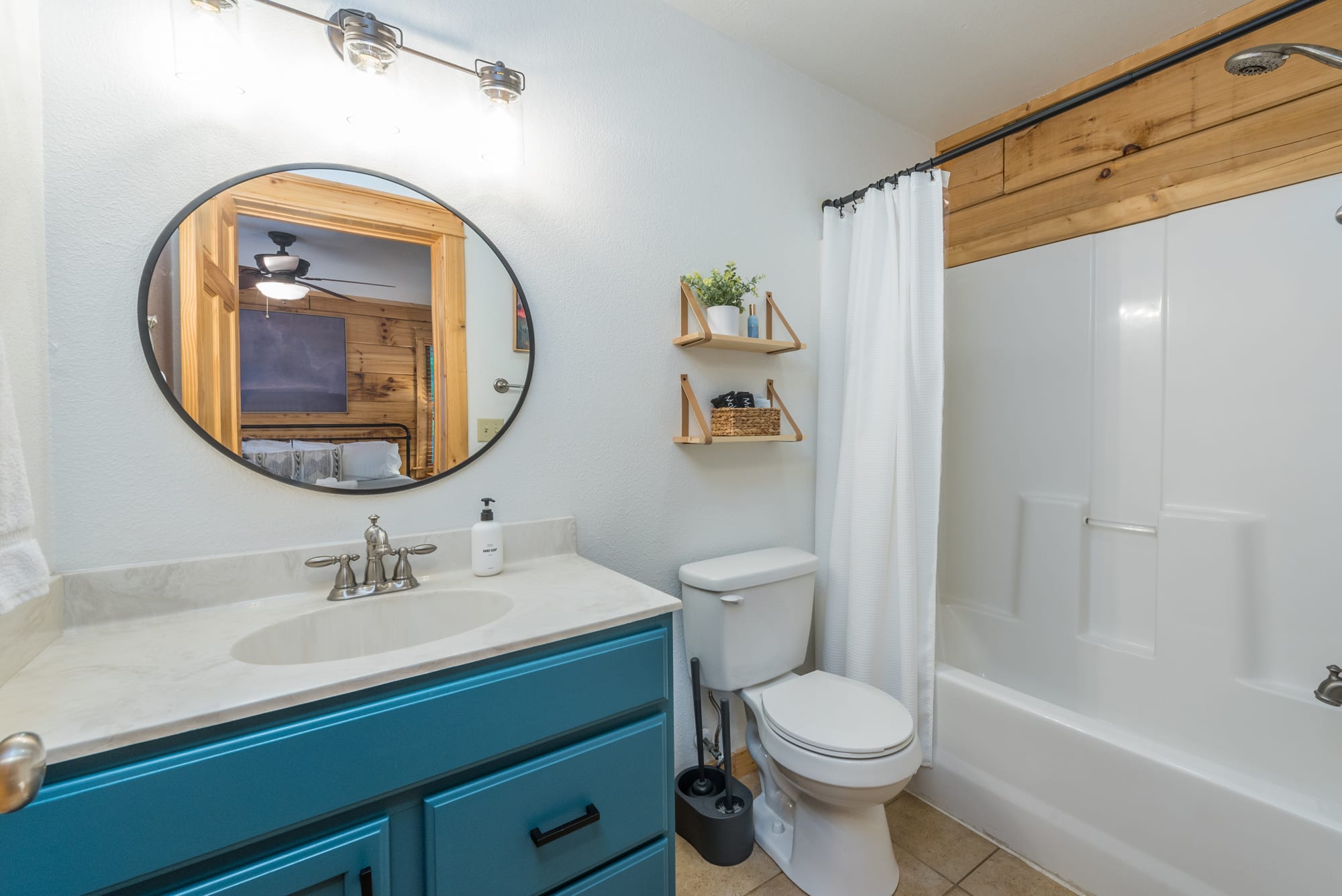Cabin 1 - Primary private bathroom