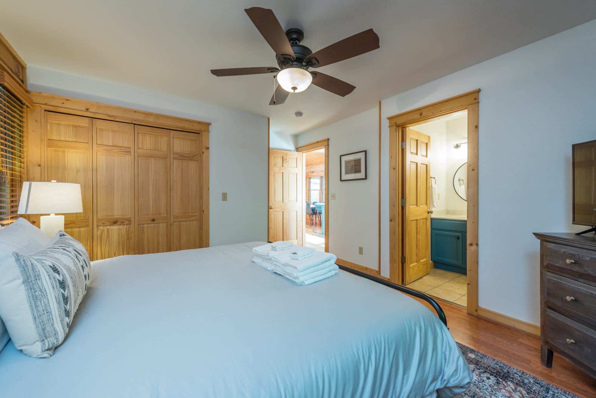 Cabin 1 - Primary King bedroom with private bathroom