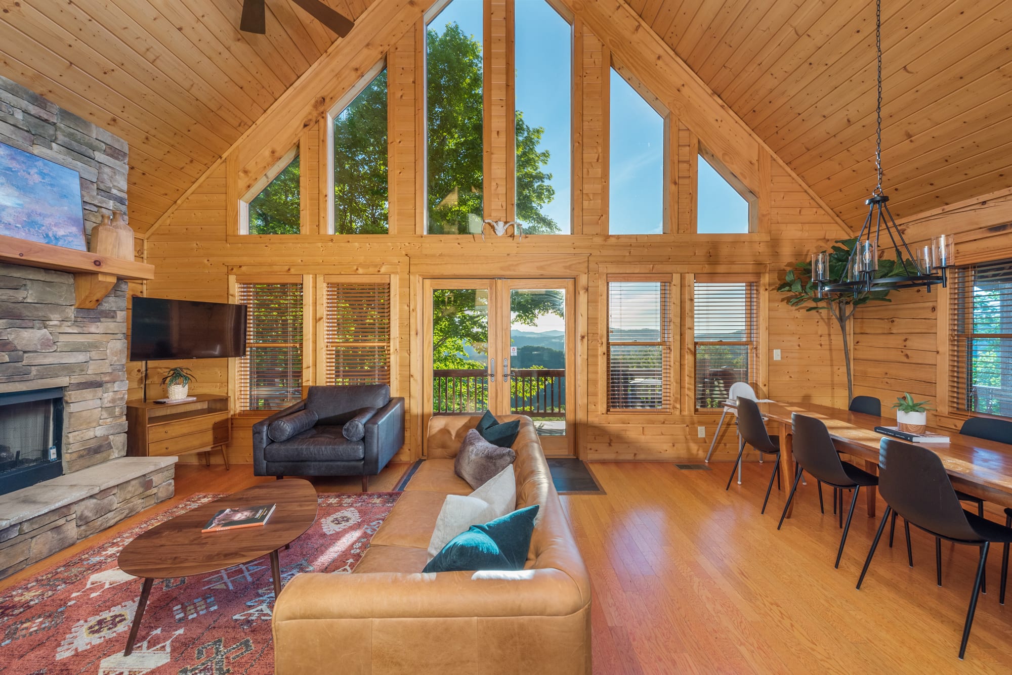 Cabin 1 - Open concept living, rining and kitchen with amazing views!