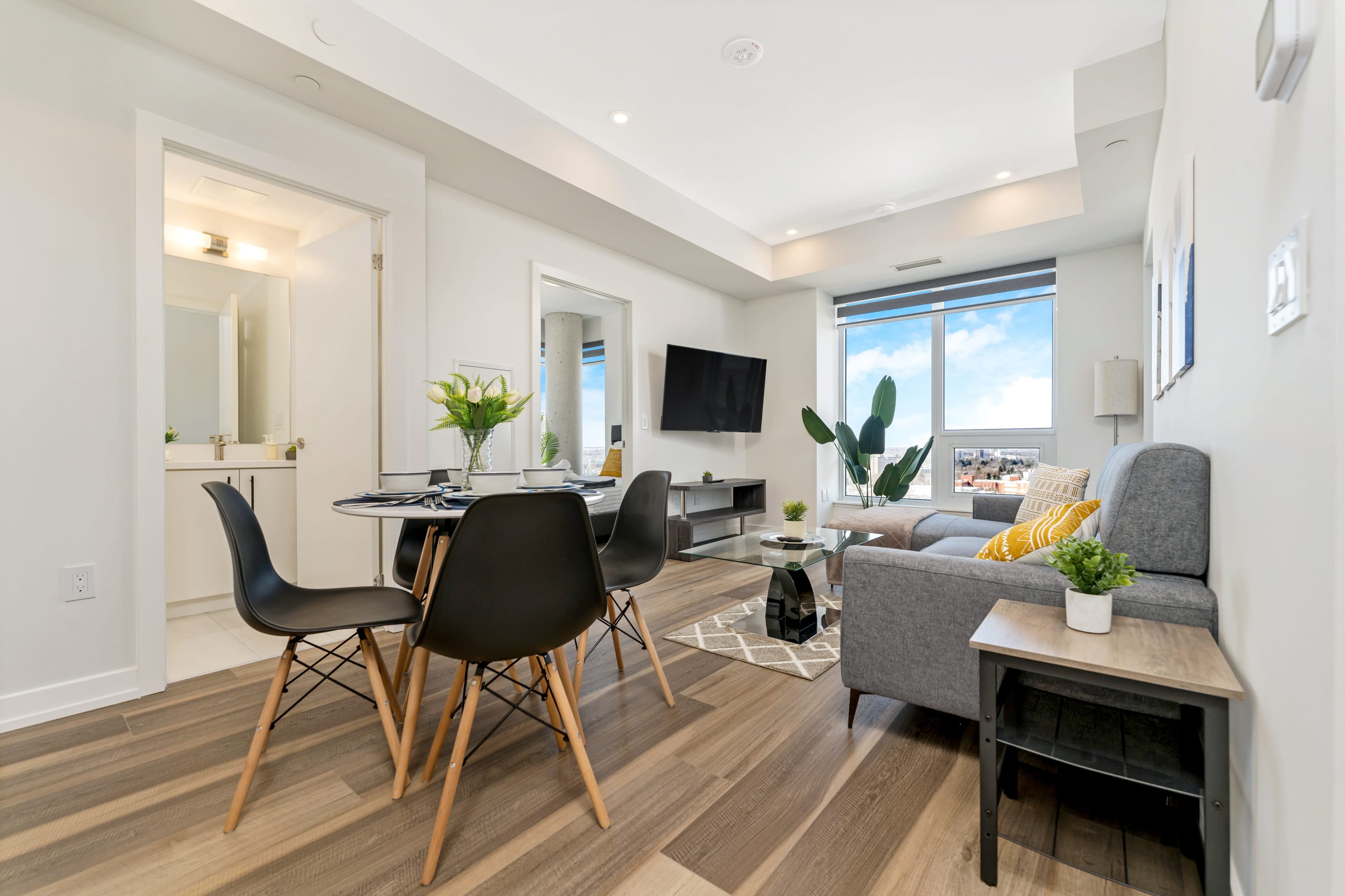 Chic Spacious 2BR Condo Sweeping Views