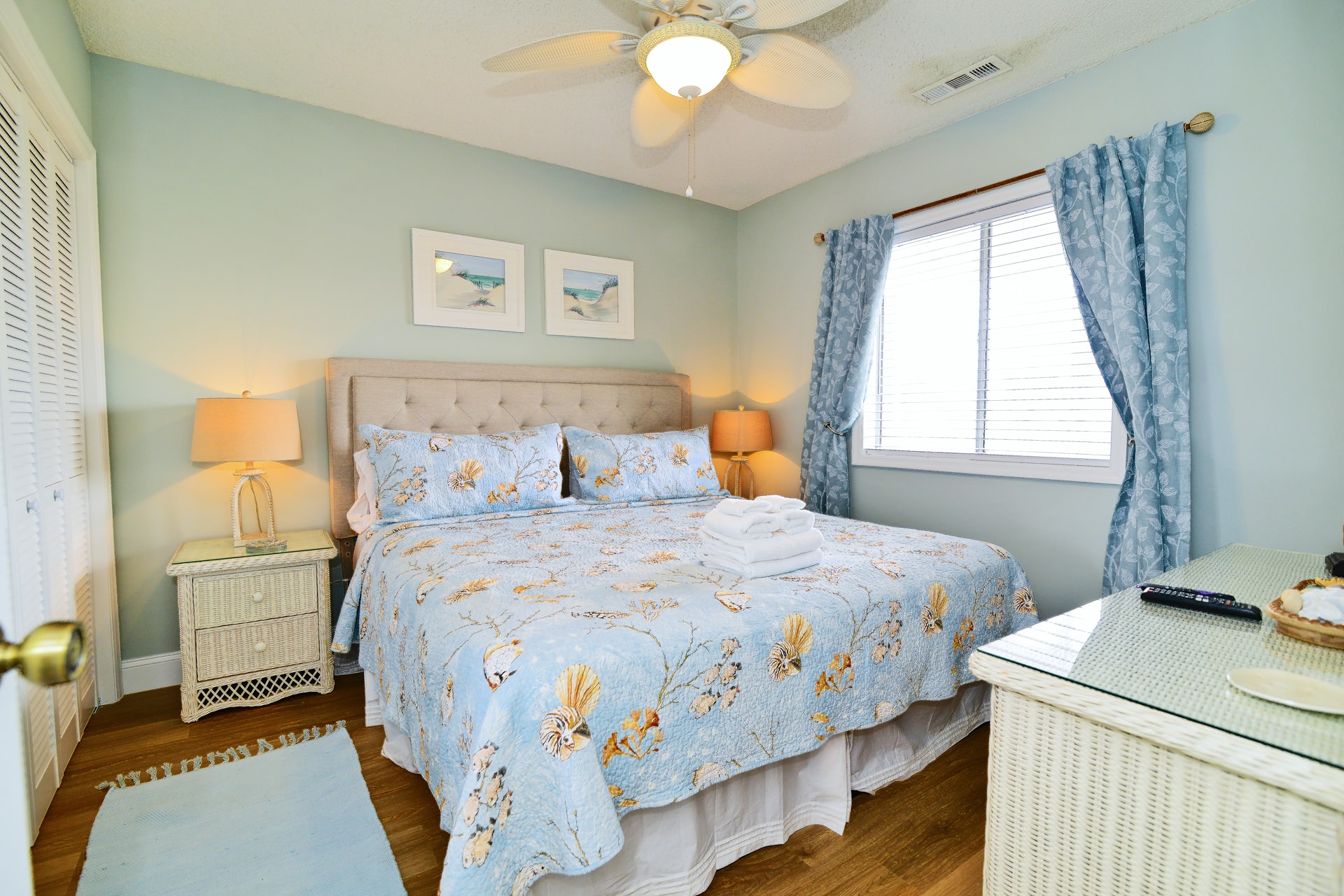 King Size Bed & Smart TV
