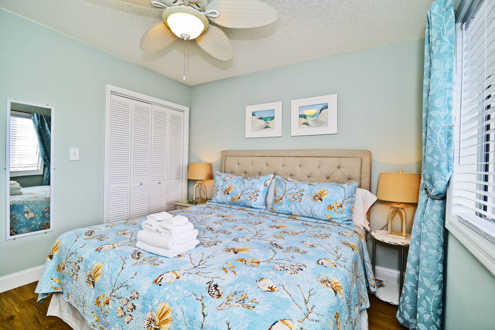 King Size Bed & Smart TV
