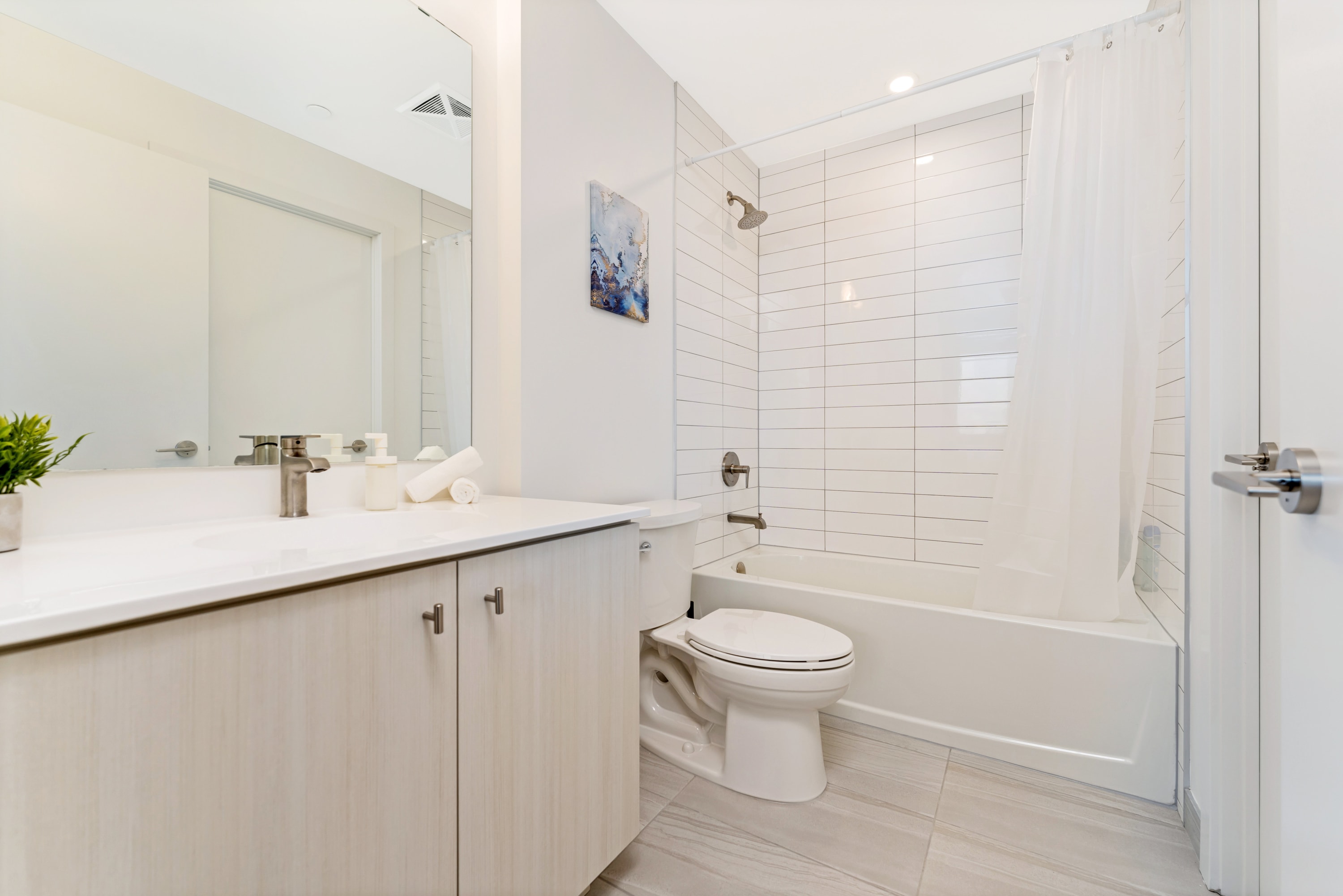Upscale 1BR Condo King Bed Private Balcony | Photo 15