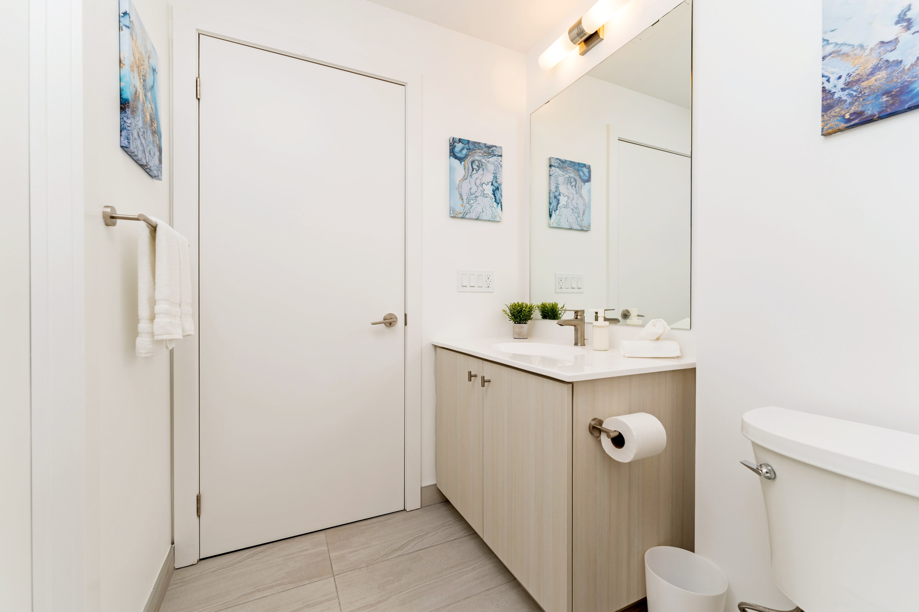 Upscale 1BR Condo King Bed Private Balcony | Photo 16