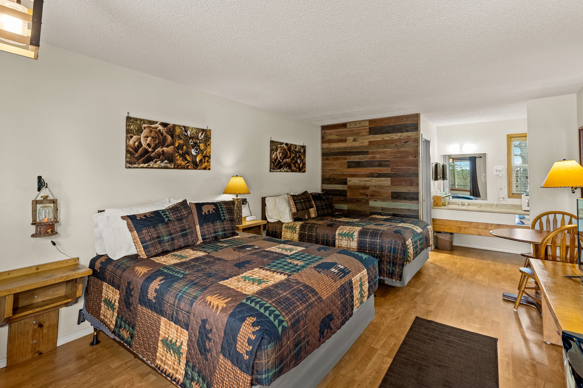 Jacuzzi Access And Rustic Decor - Charming Lodge Retreat - Eureka Springs, AR