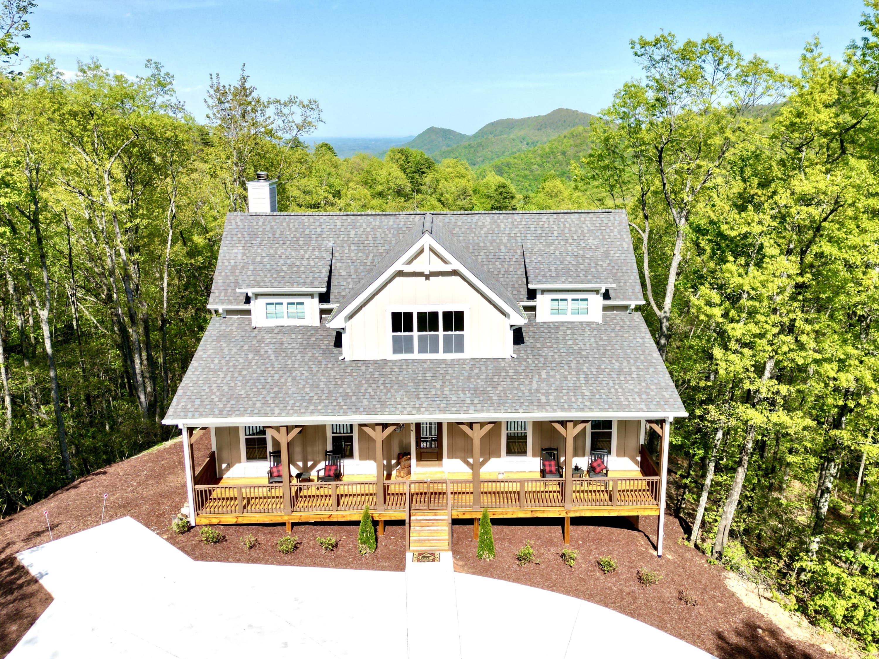 NEWER Luxury 6/6 Mt View in Gated Preserve, Hot Tub, Hiking Trails, EV Charger — Black Mountain, NC — vacation rental