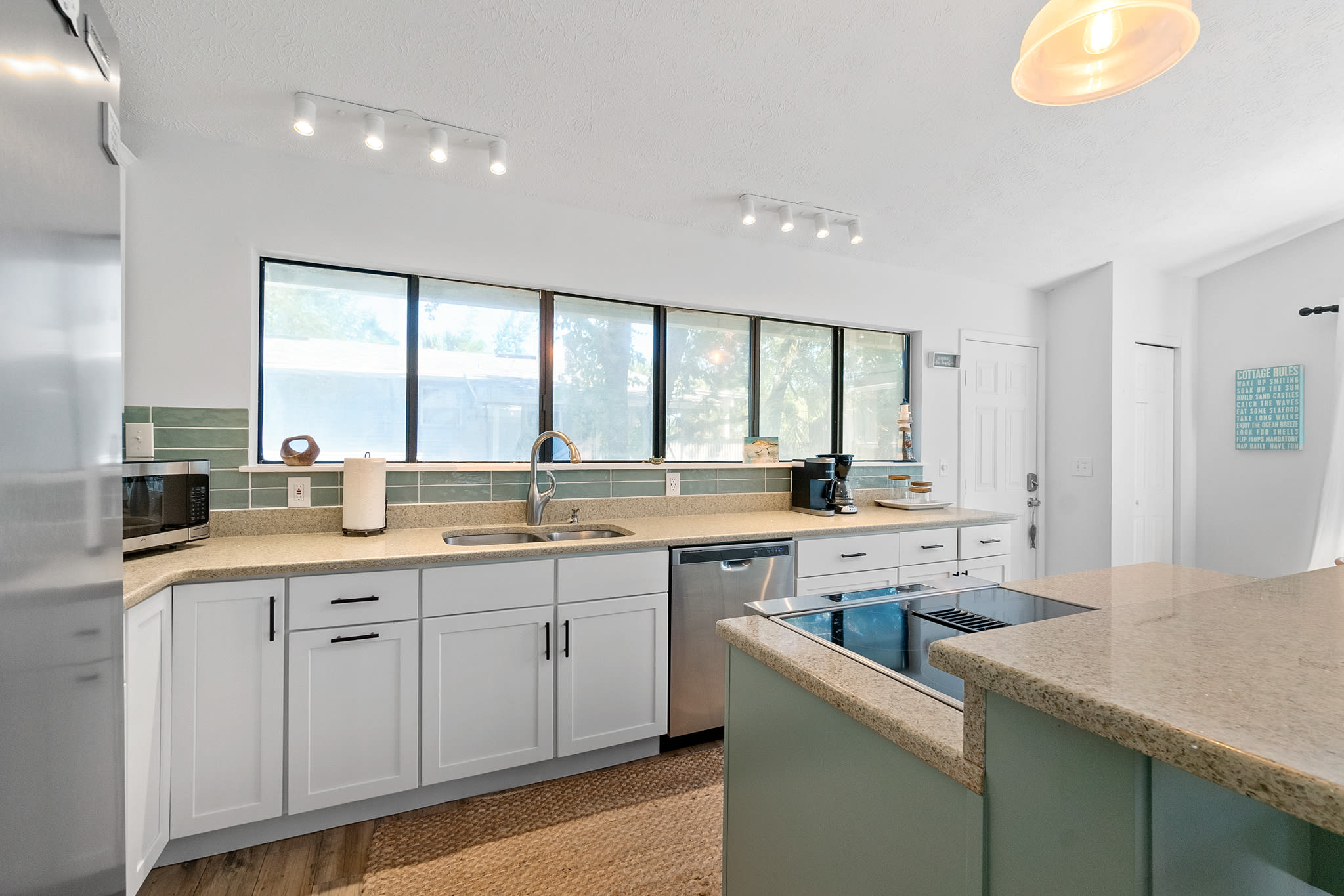 Sandpiper Cottage- Walk to Beach and Pier! — photo 13