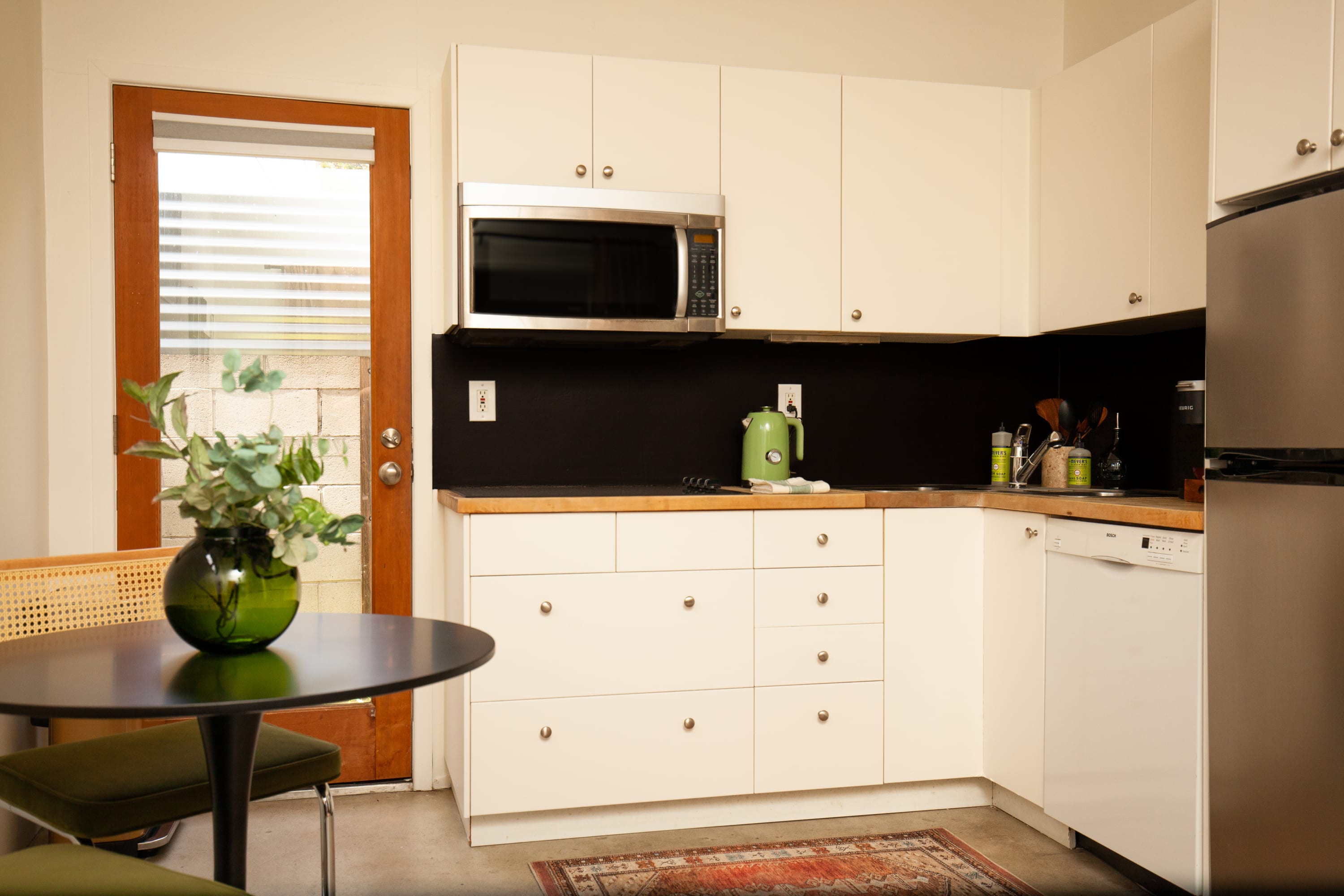 Fully stocked kitchen!