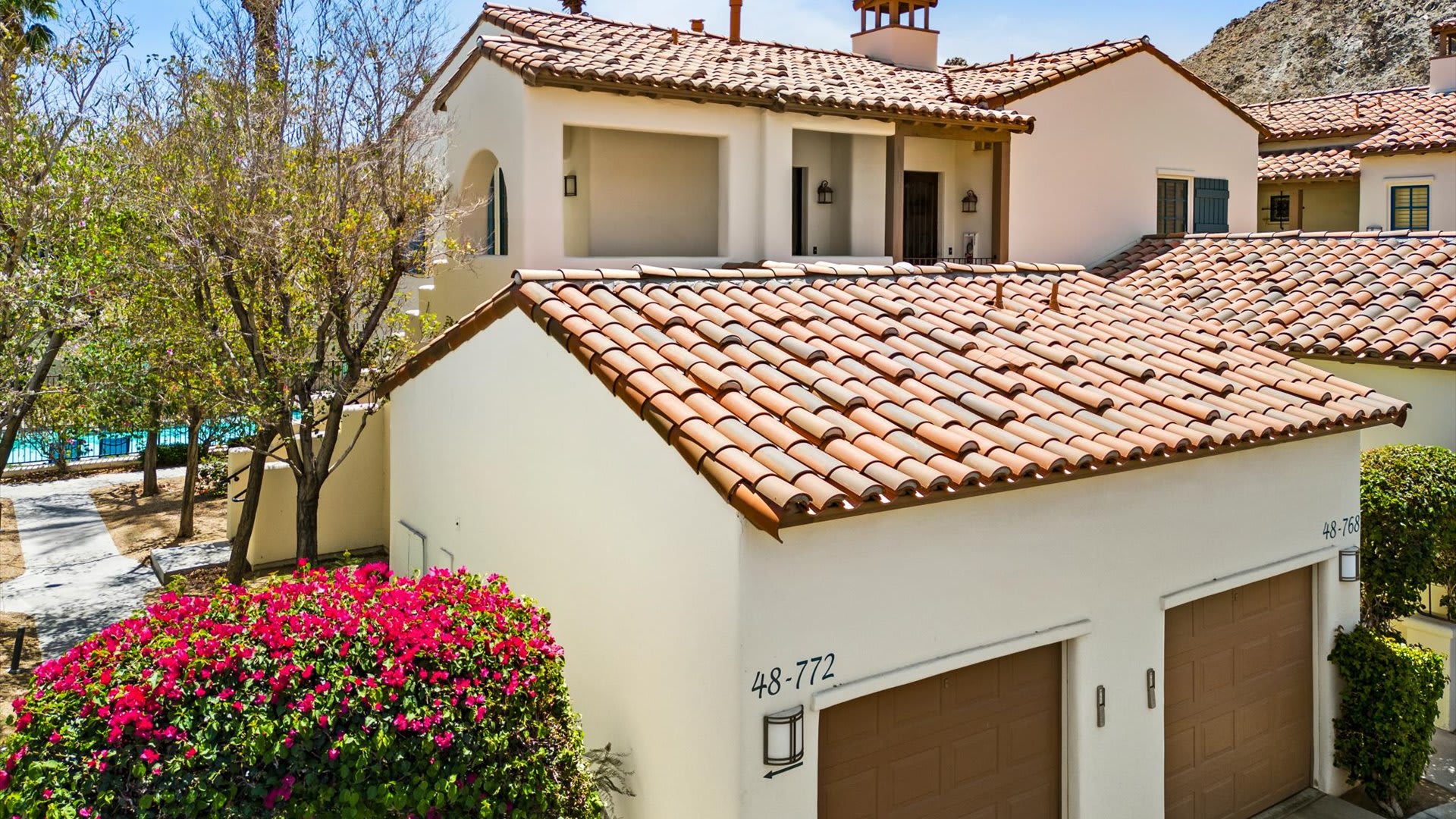 Lv105 Upstairs Villa Balcony Overlooking Pool - California