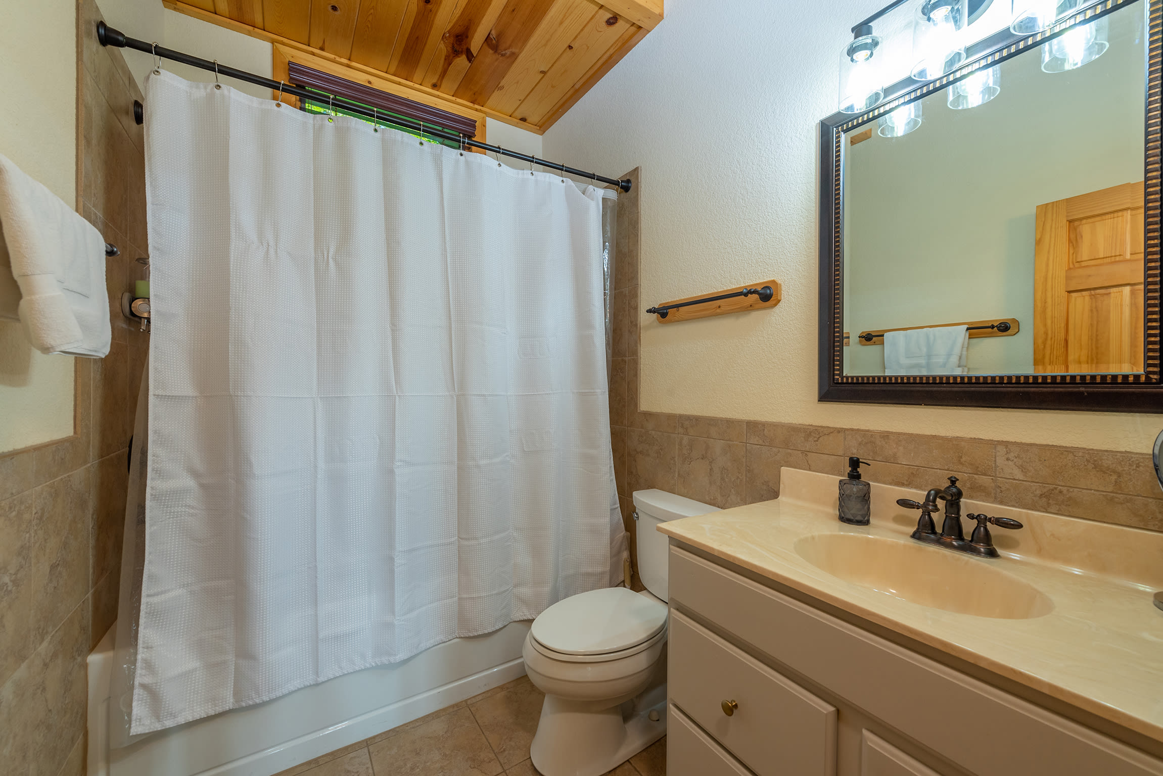 Full bathroom on top level!