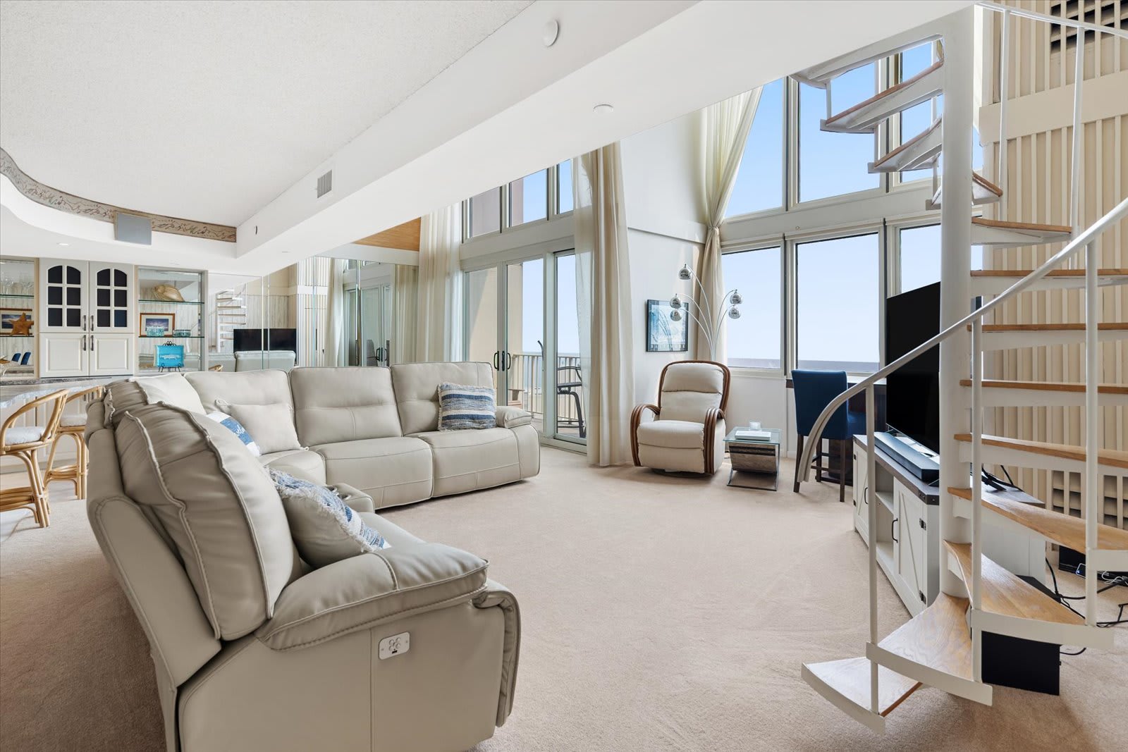 Beachfront Penthouse with Nice Views and Amenities | Photo 2