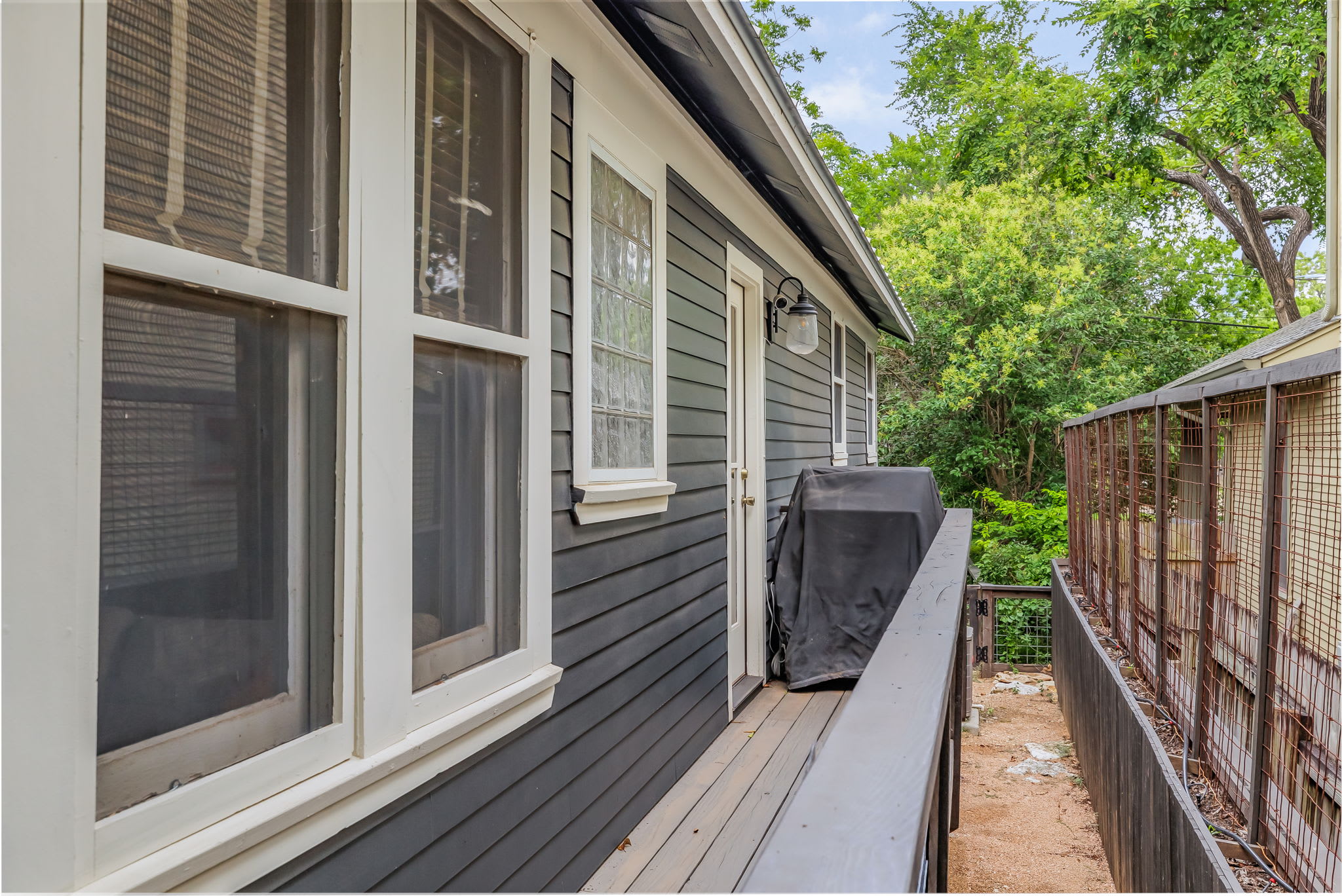 Chic, Modern Bungalow, Walk to 6th | Clarksville