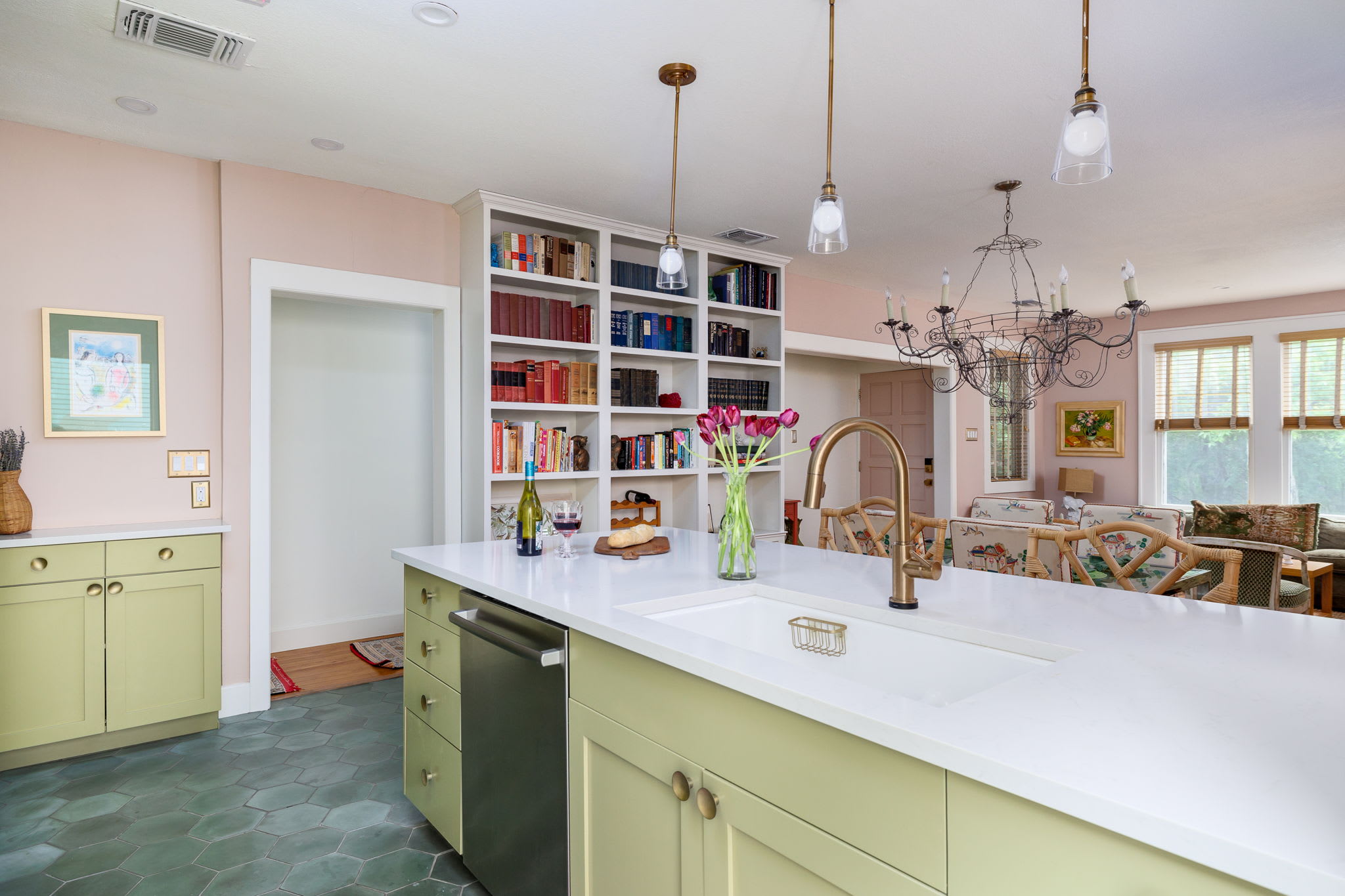 Chic, Modern Bungalow, Walk to 6th | Clarksville