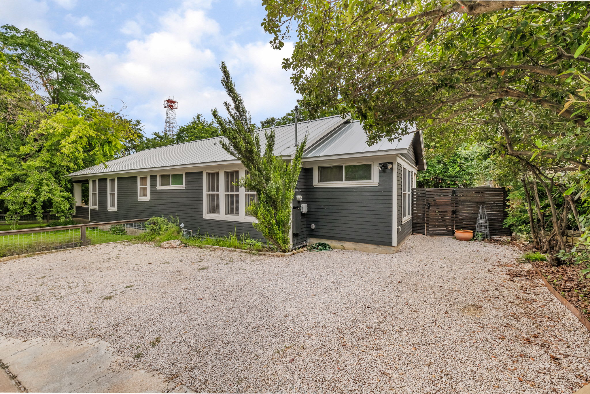 Chic, Modern Bungalow, Walk to 6th | Clarksville