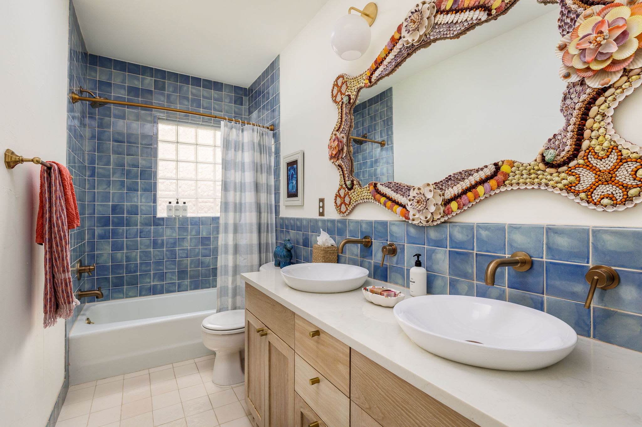 Chic, Modern Bungalow, Walk to 6th | Clarksville